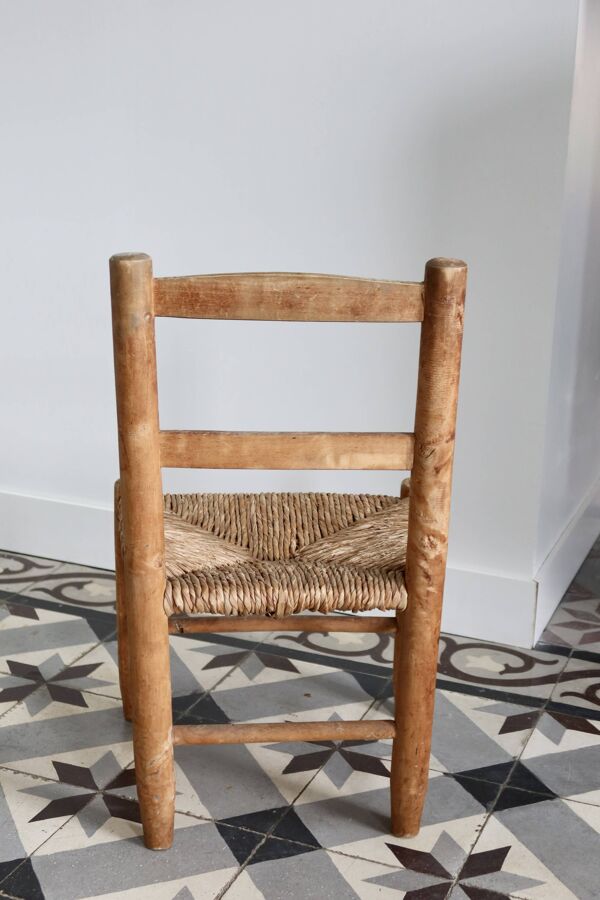 Chaise d'enfant ancienne en bois et assise paillé