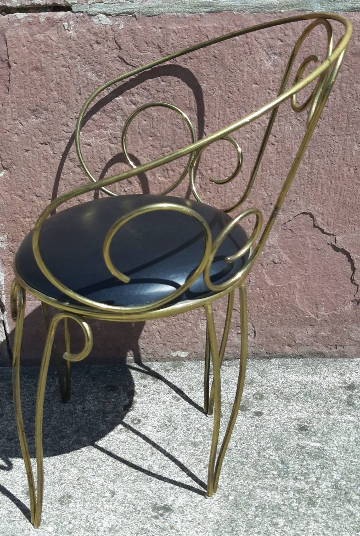 Coiffeuse et chaise en métal doré et opaline.