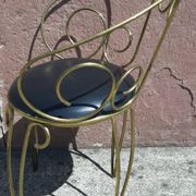 Coiffeuse et chaise en métal doré et opaline.