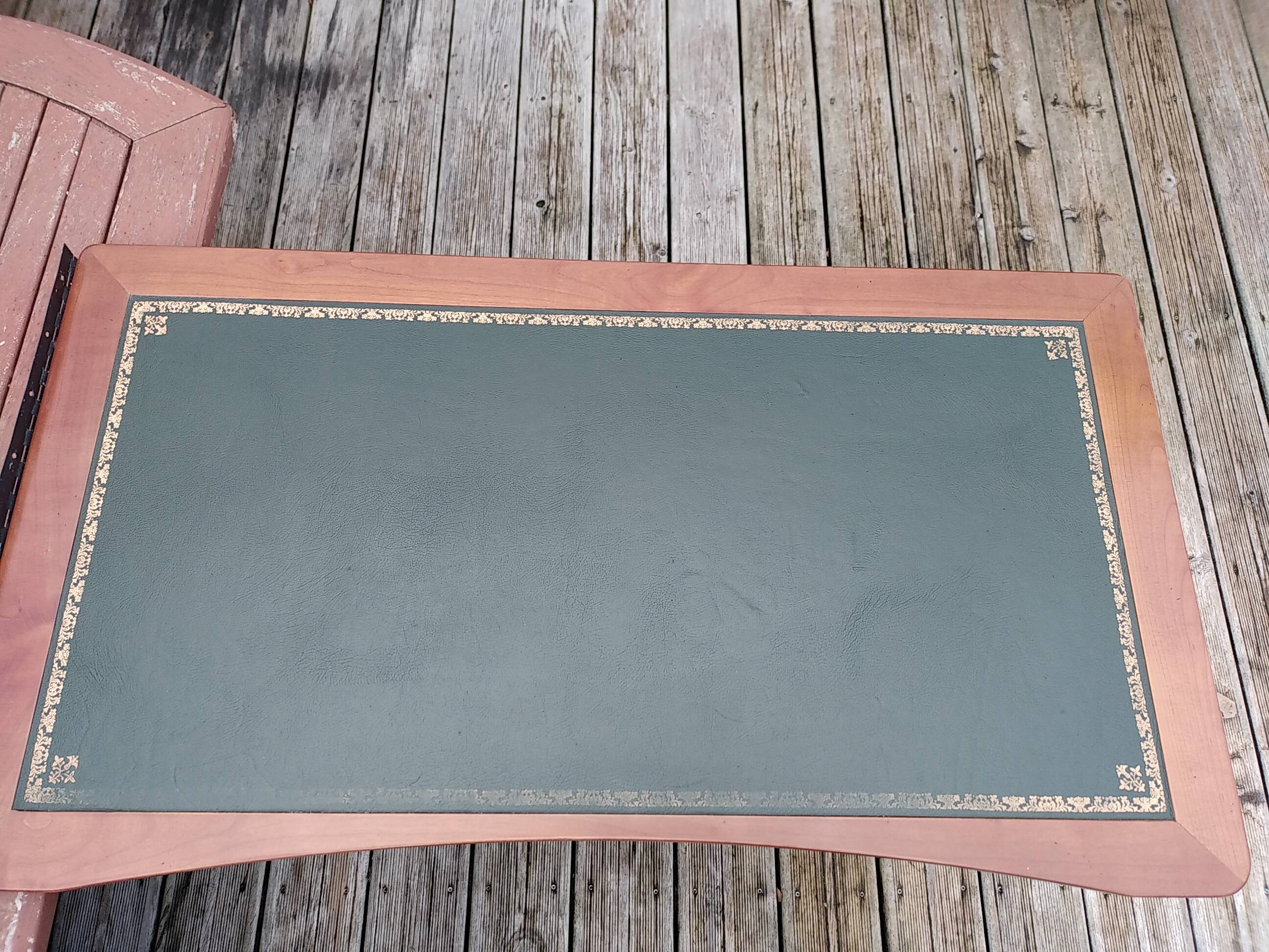 Wall-mounted writing table in cherry wood. retractable.