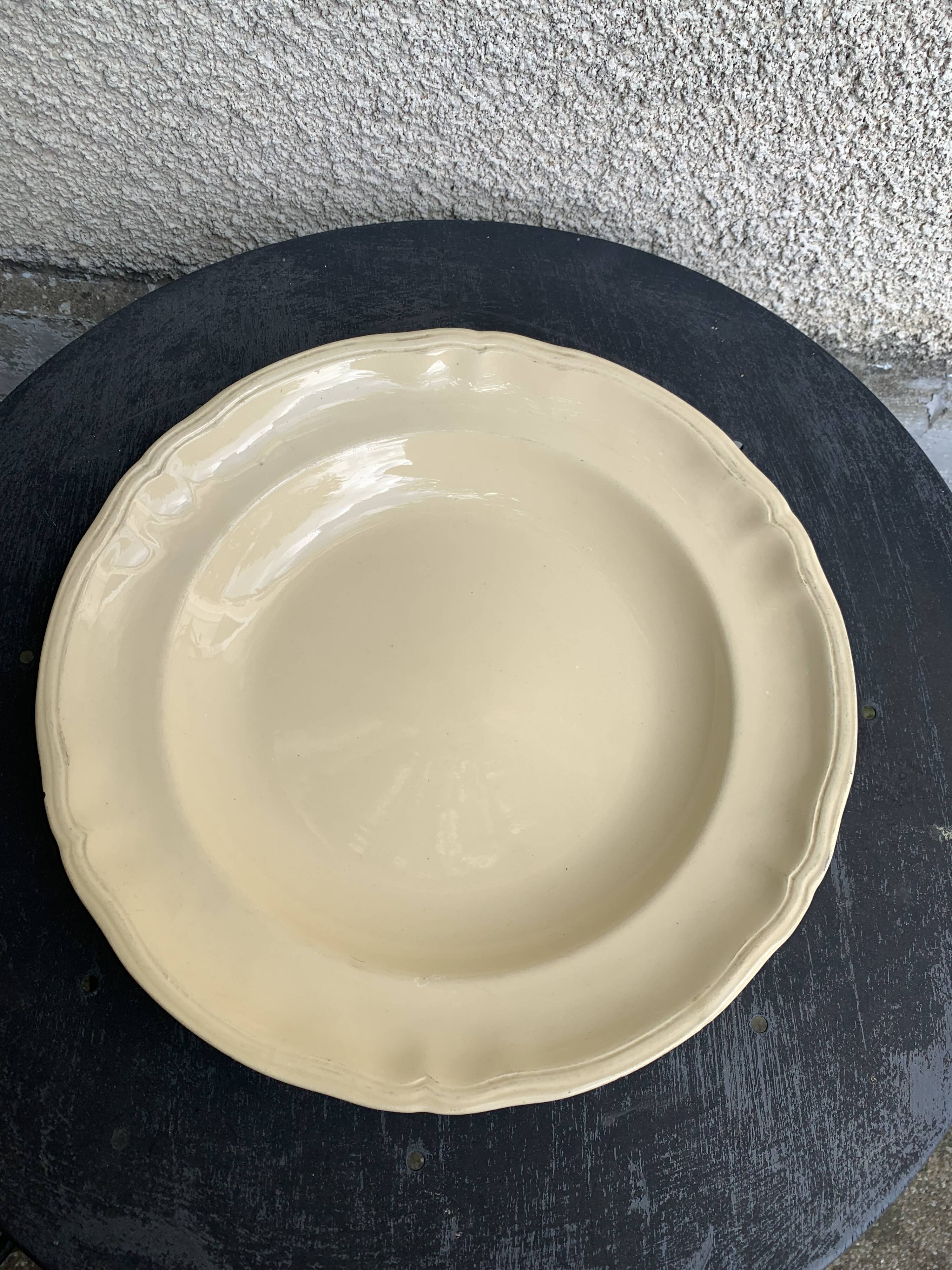 Plat creux, faïencerie de longchamp france, en ceramique emaillee, barbotine, écrue, ancien