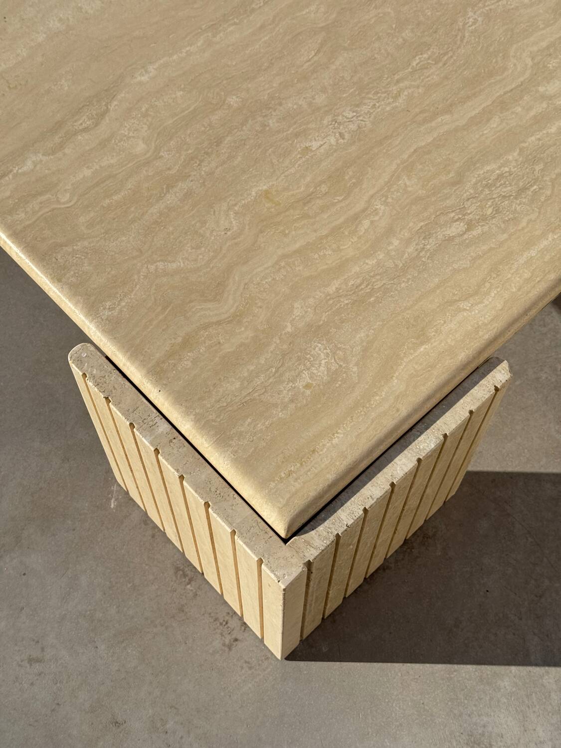 Large designer coffee table in travertine, eye shape, Roche Bobois edition from the 80s