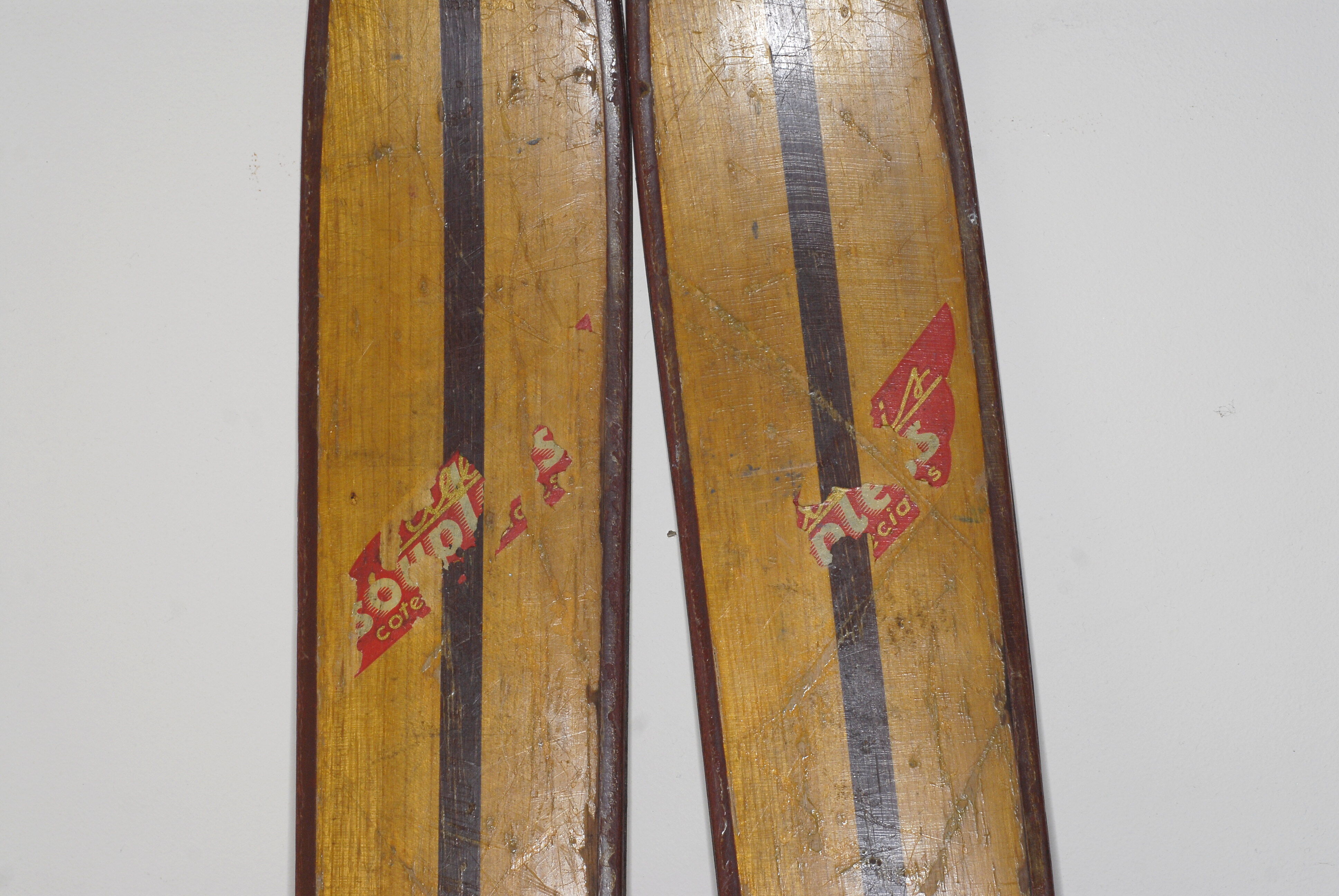 Pair of Skis Rossignol vintage in Hickory with his sticks in dural - 40-50 years