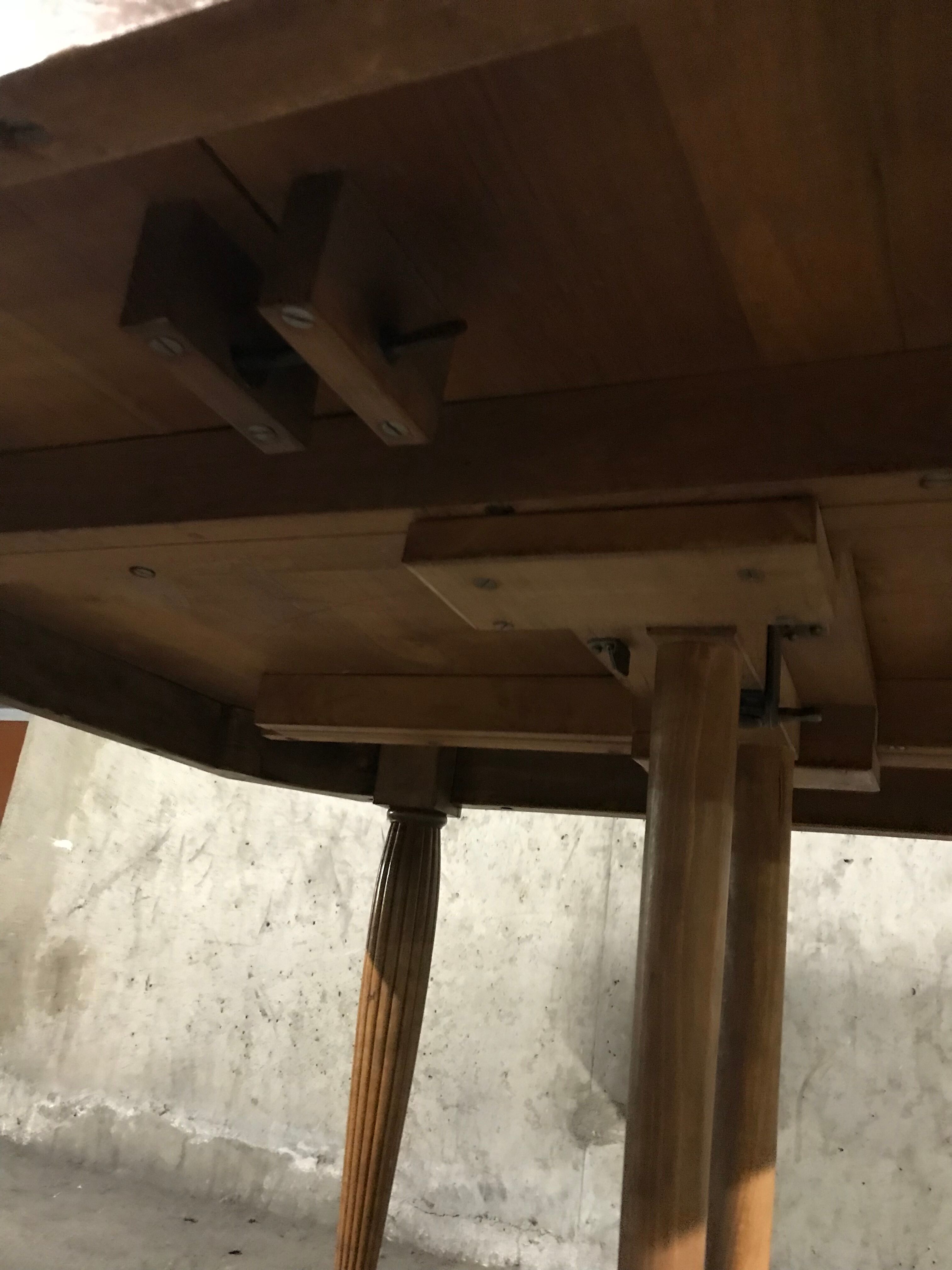 Art deco table with 2 leaves