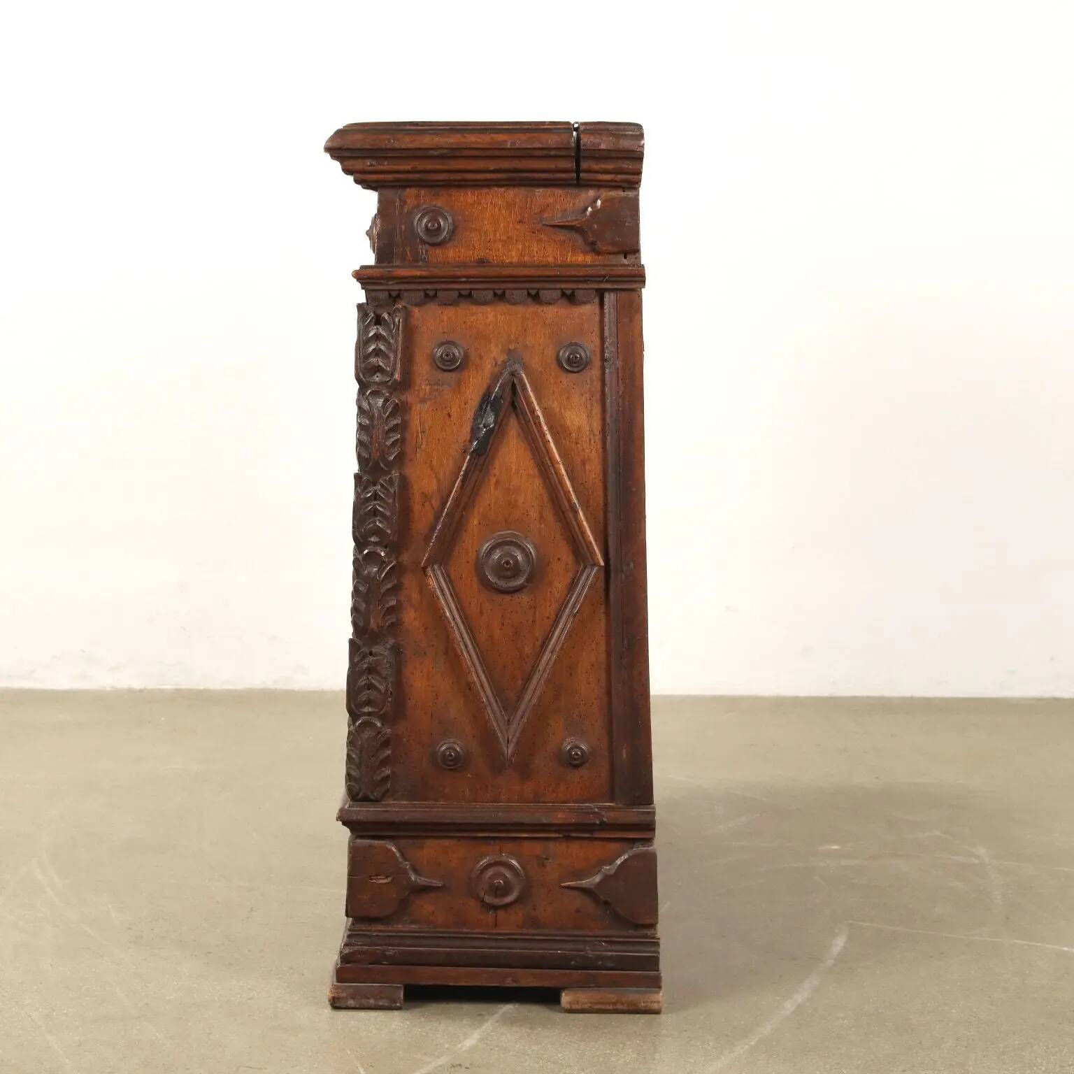Ancient baroque chest in walnut and chestnut, Italy, 18th century