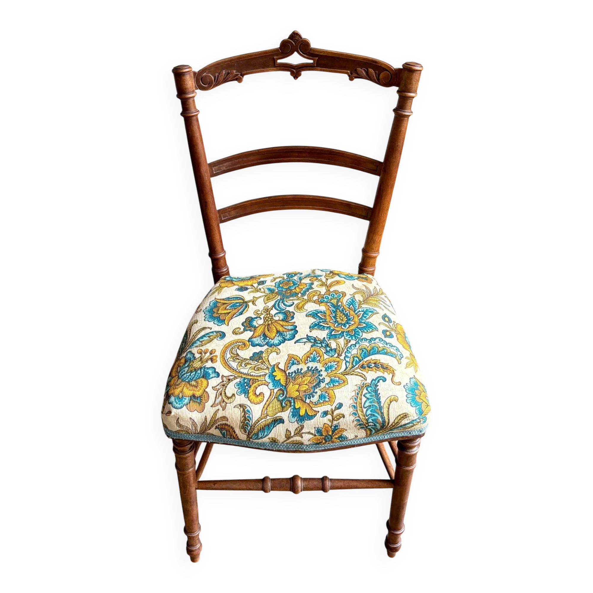Chaise en bois ciselé et coton imprimé