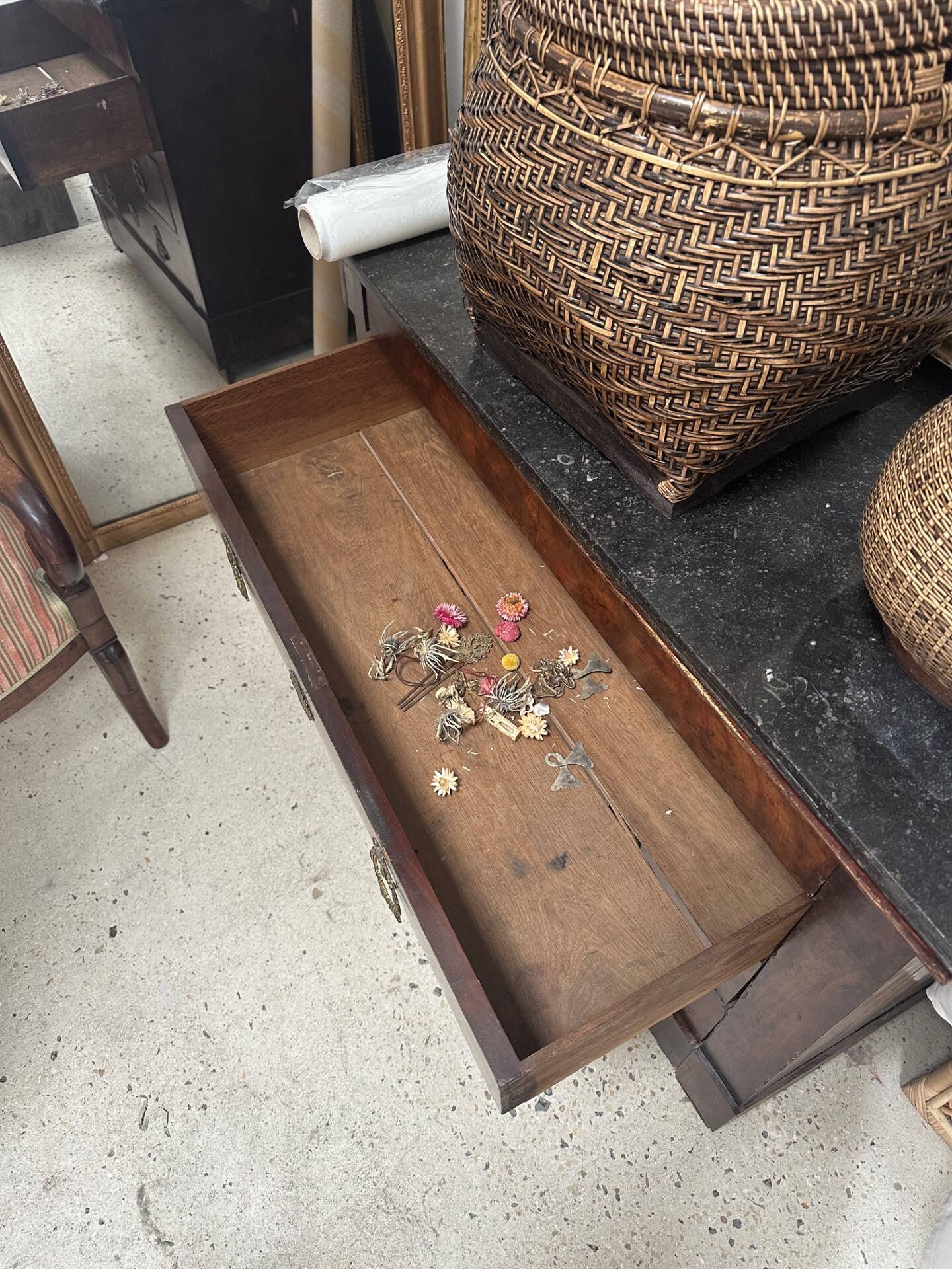 Chest of drawers in wood and gray marble with 4 drawers nineteenth century