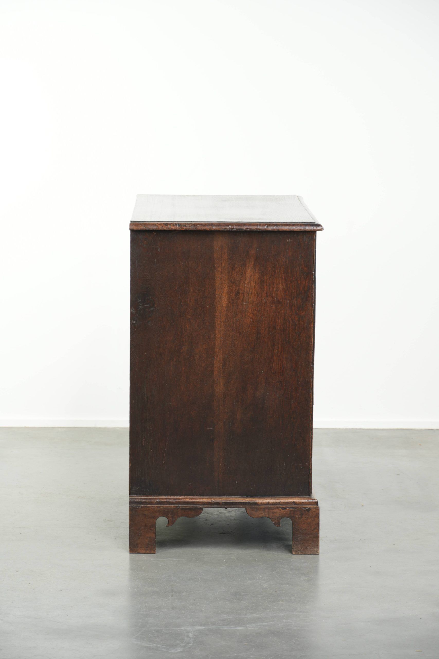 Commode en chêne anglais antique de la fin du XVIIIe siècle.