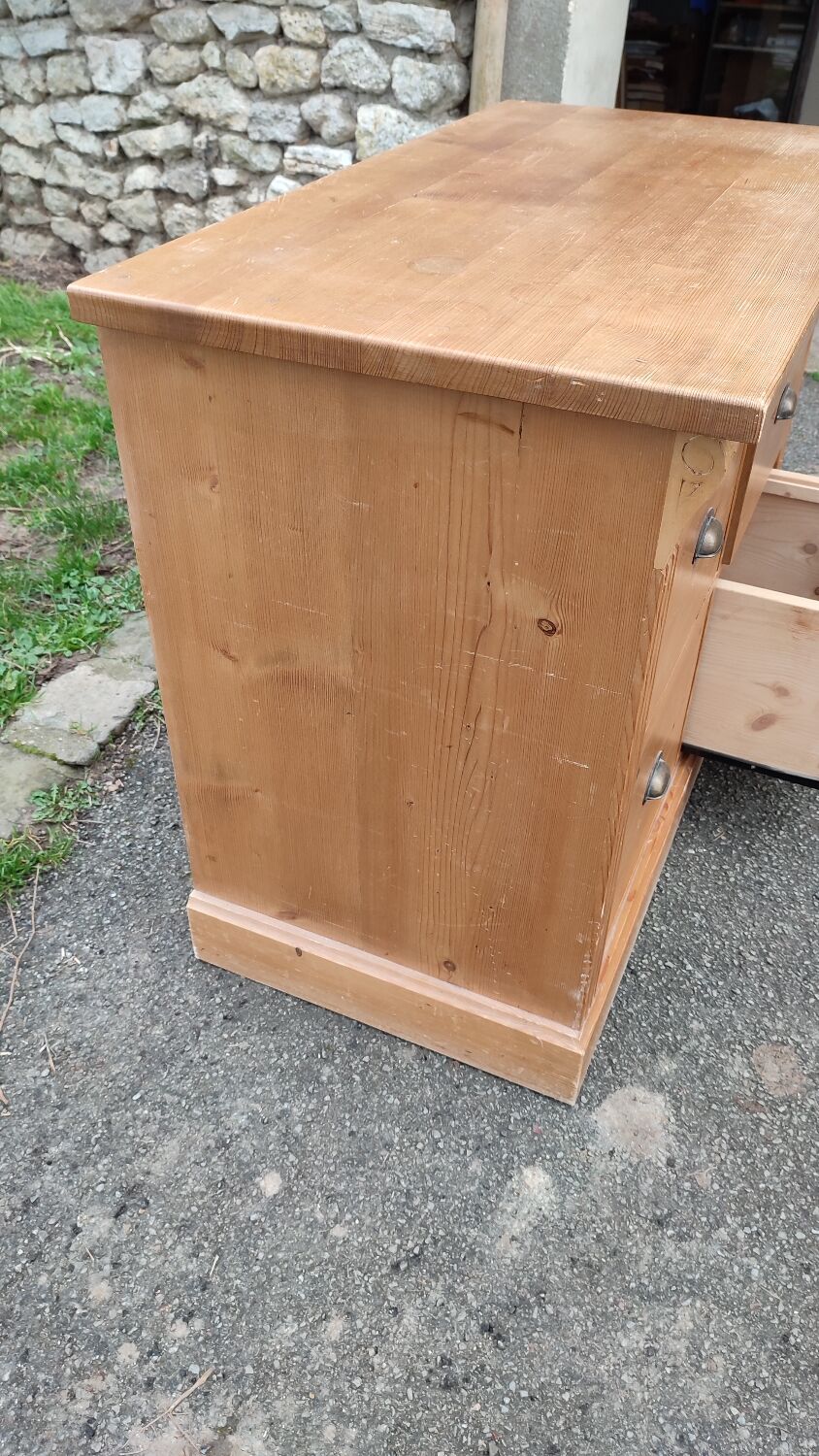 Four-drawer chest of drawers