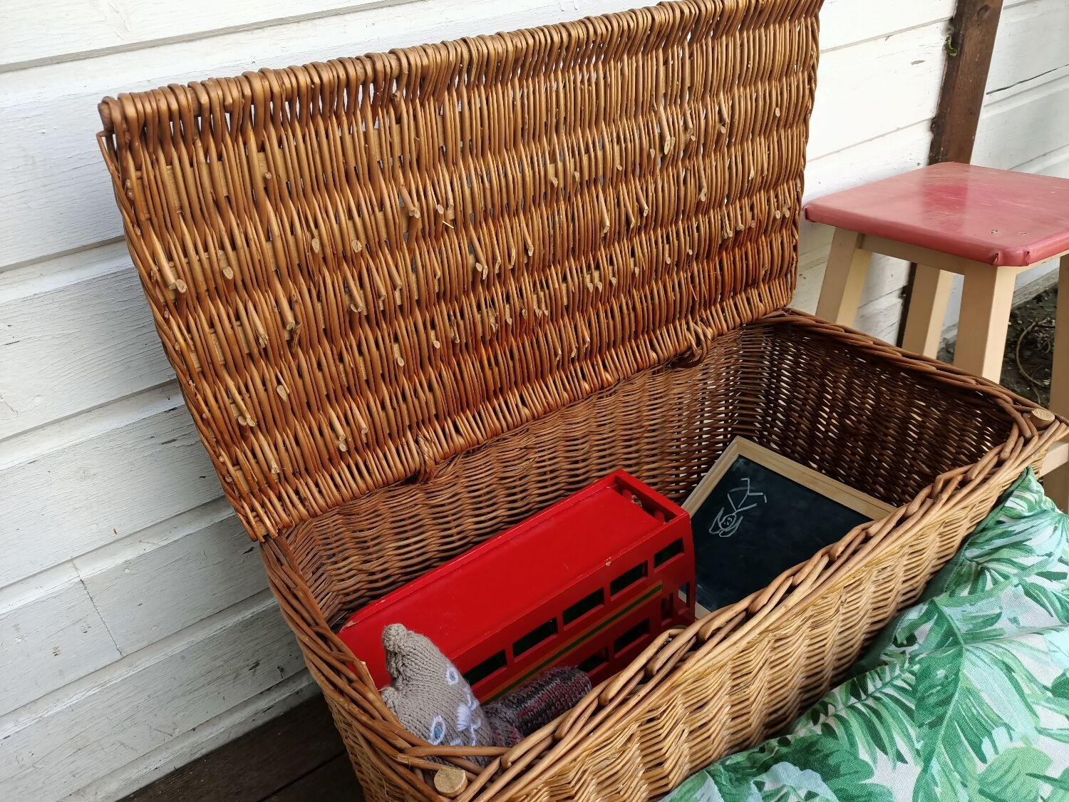 Coffre à jouets en osier