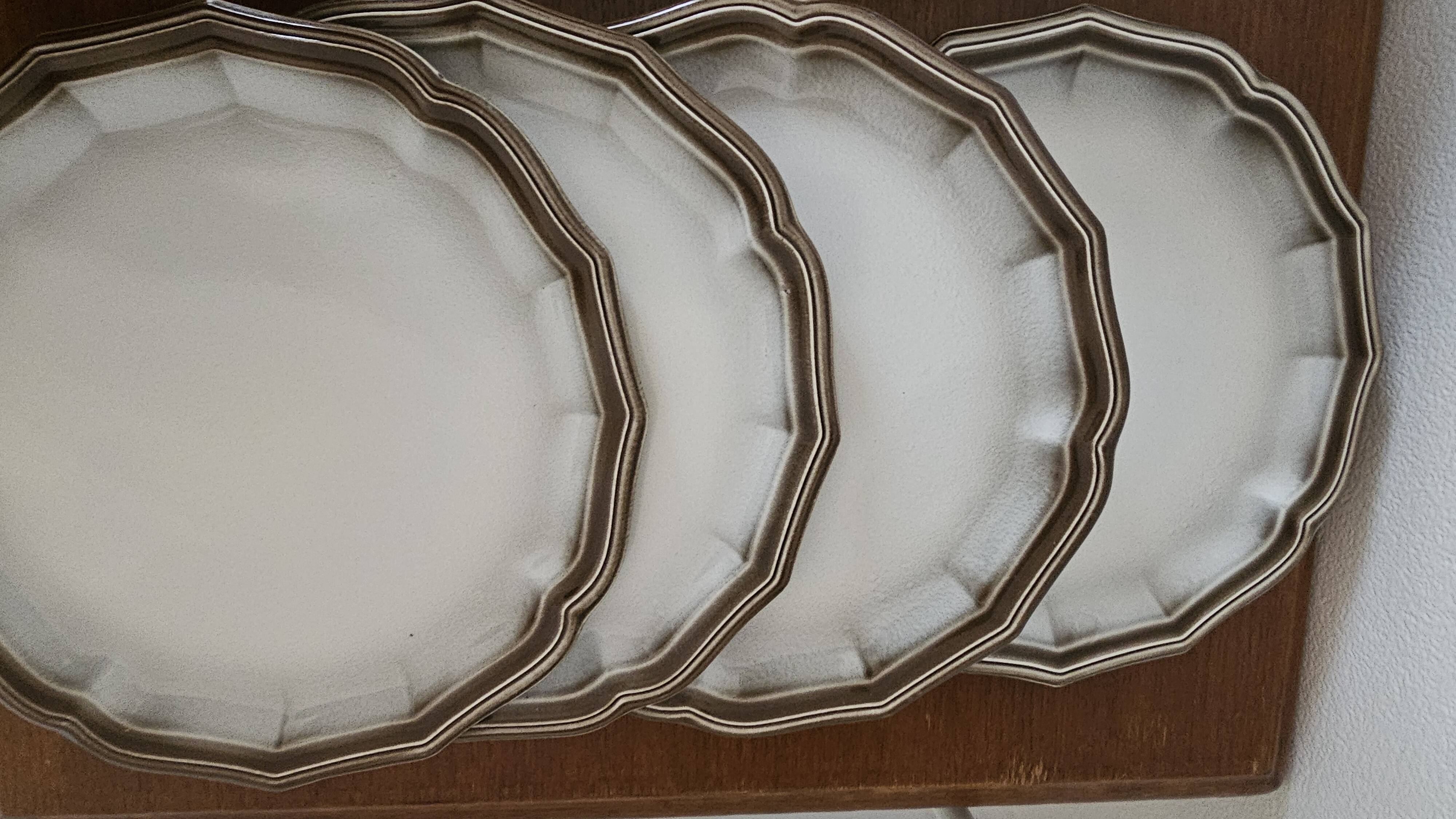 Service of 12 flat plates Salins France, taupe rim.