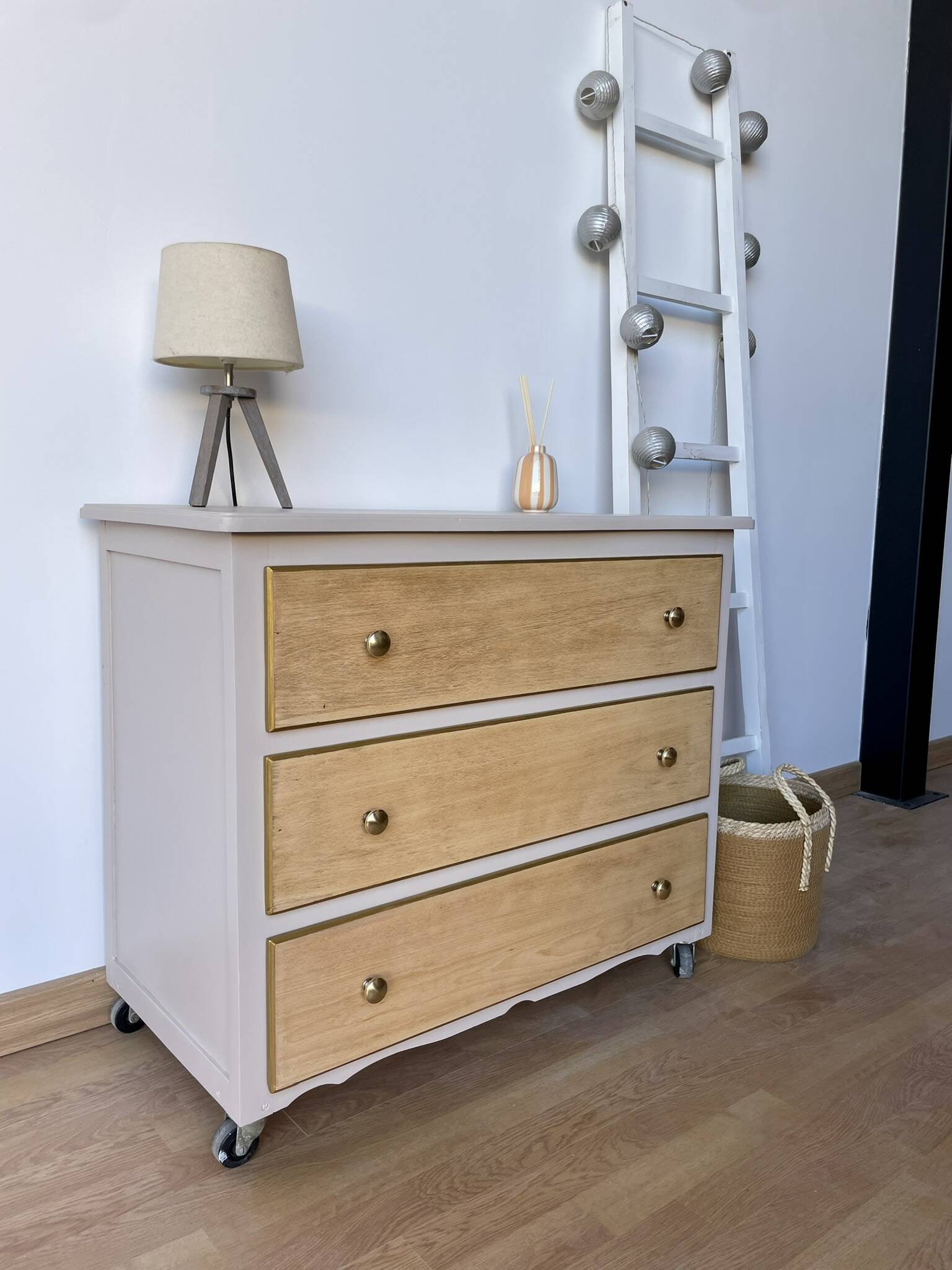Vintage chest of drawers with 3 drawers