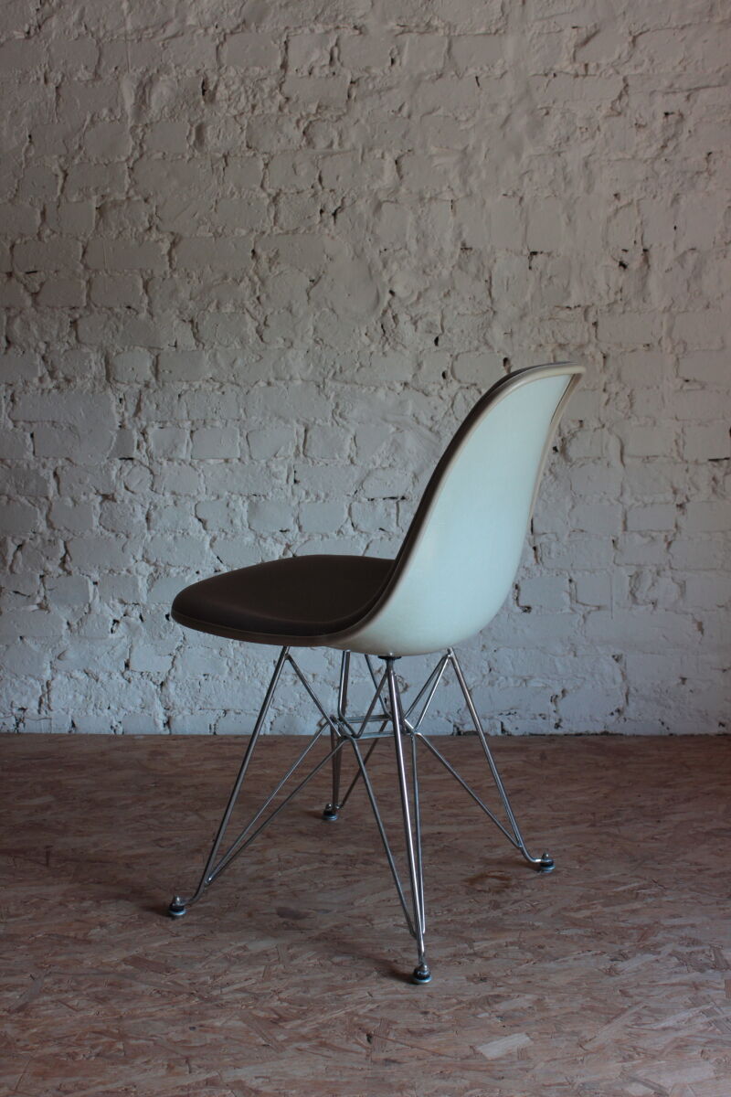 Vintage Eiffel Fiberglass Chair by Charles & Ray Eames for Herman Miller, 1970s