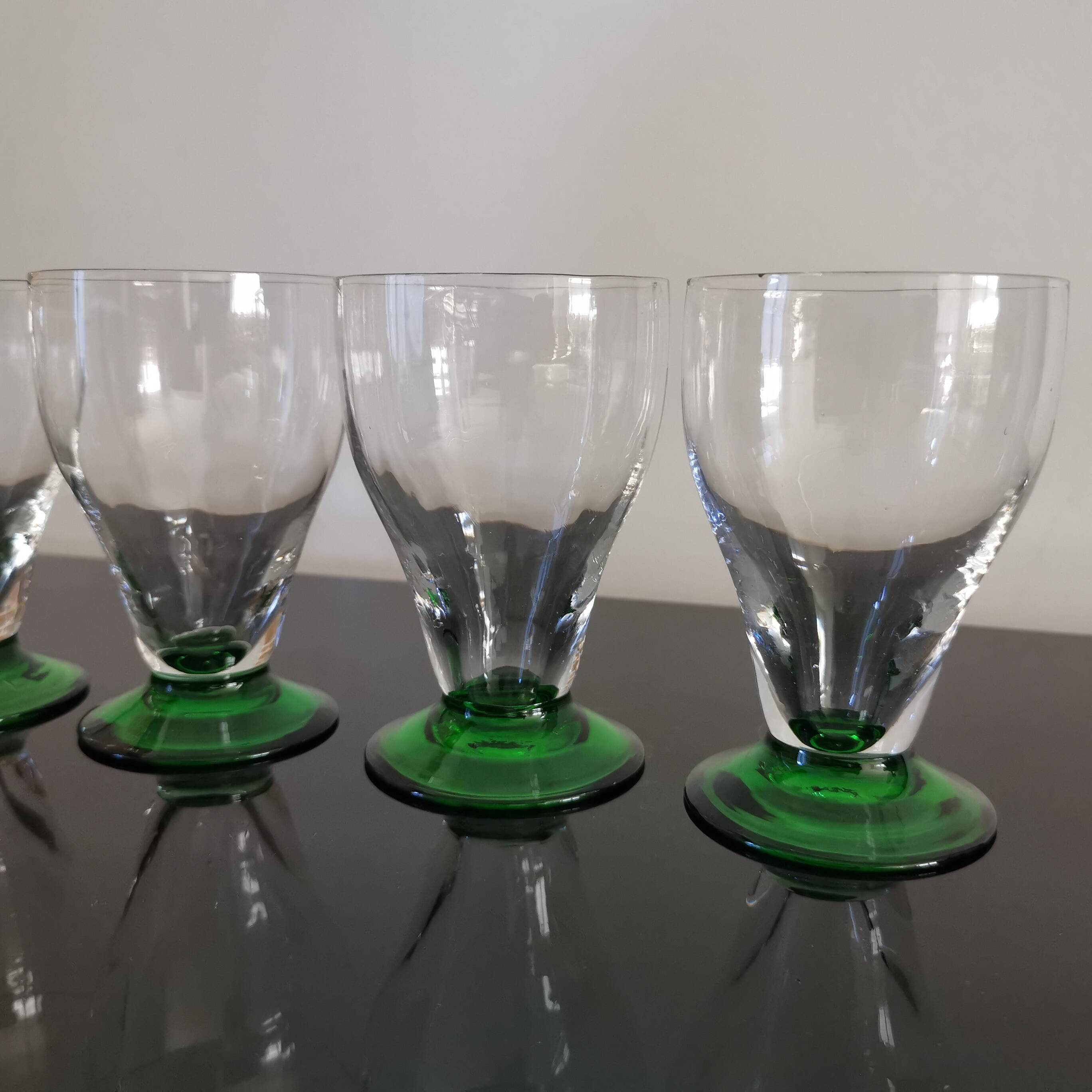 6 OLD COLORED GREEN STEMMED GLASSES FROM THE 1930S