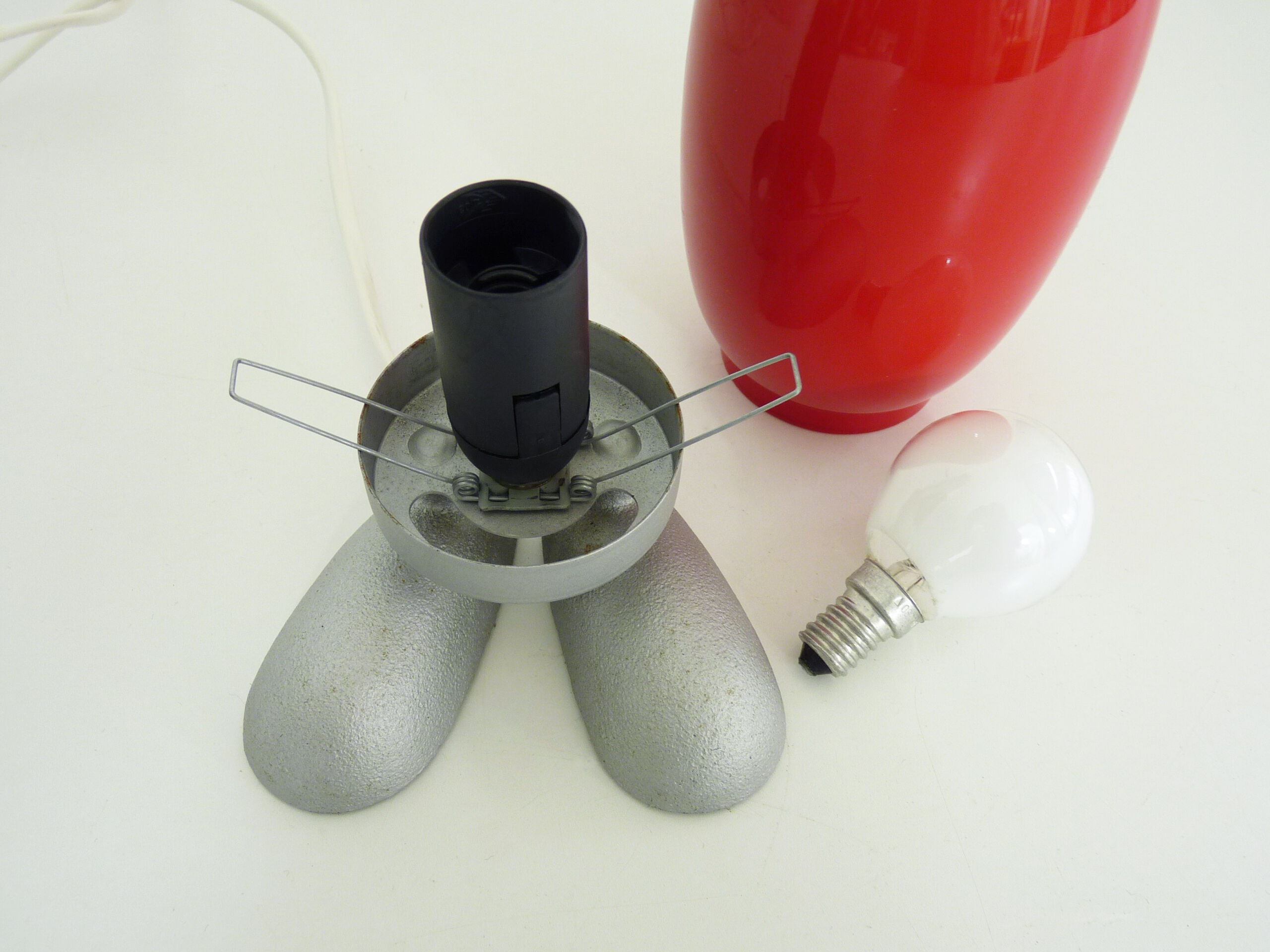 Lampe rouge metal Chrome Tatsuo Konno pour Ikea 1990 light Fjorton egg