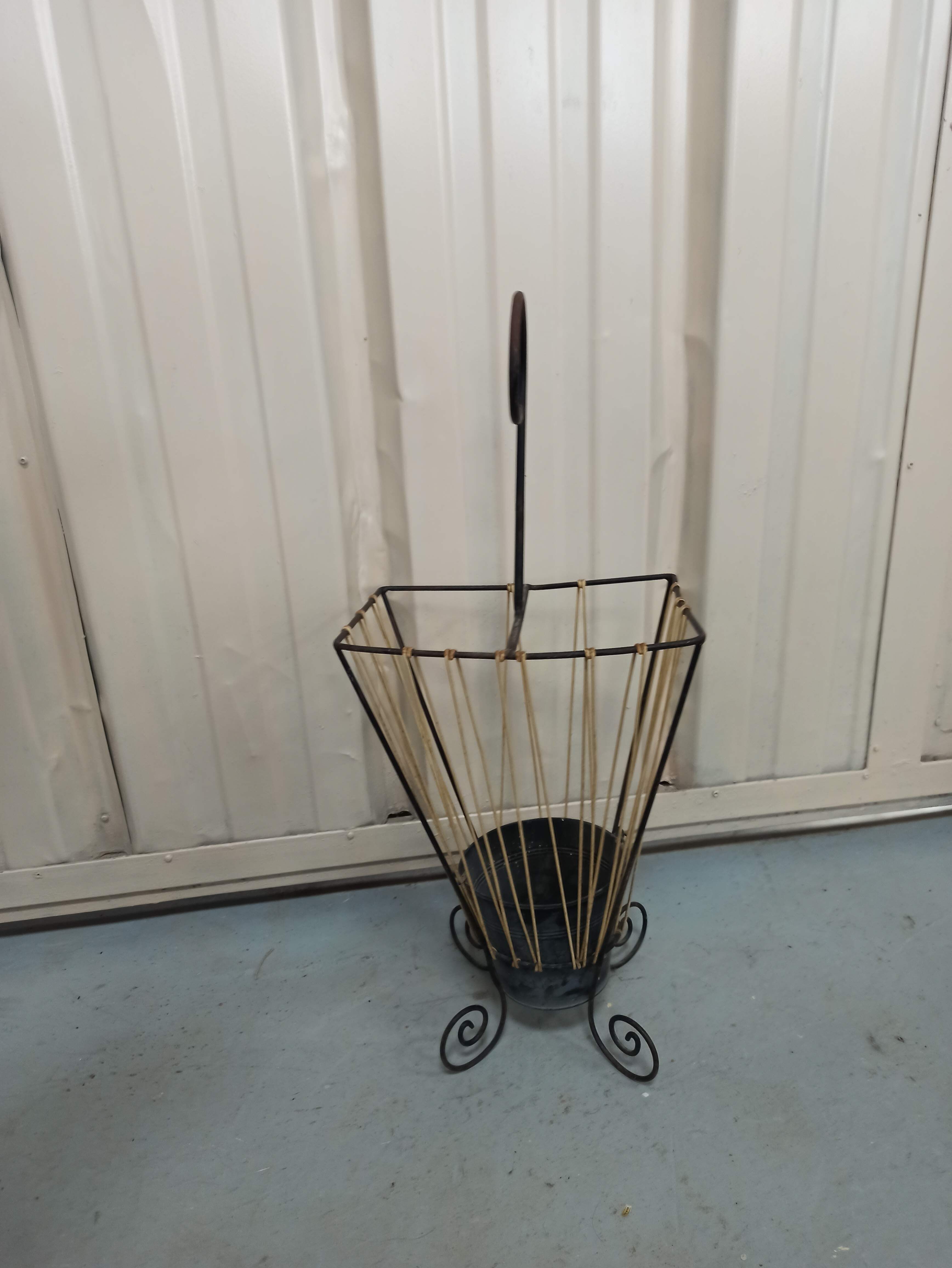 Iron umbrella rack and scoubidou