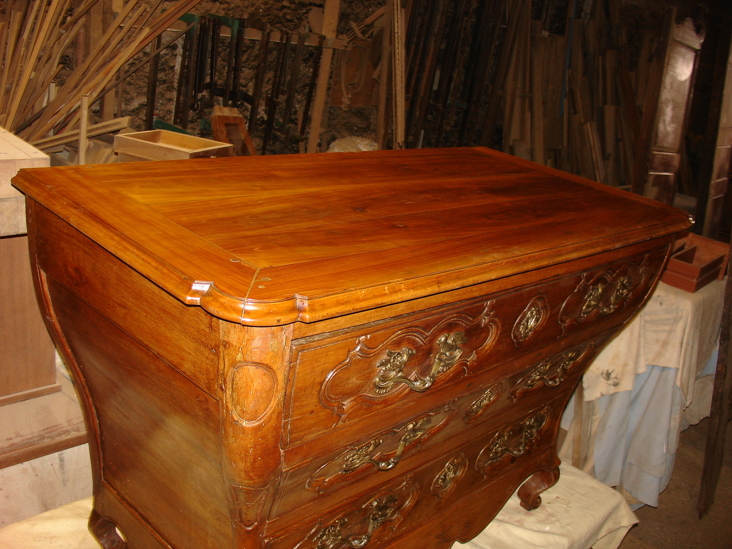Commode dite "Tombeau" époque Régence de la fin du XVII siècle en merisier massif