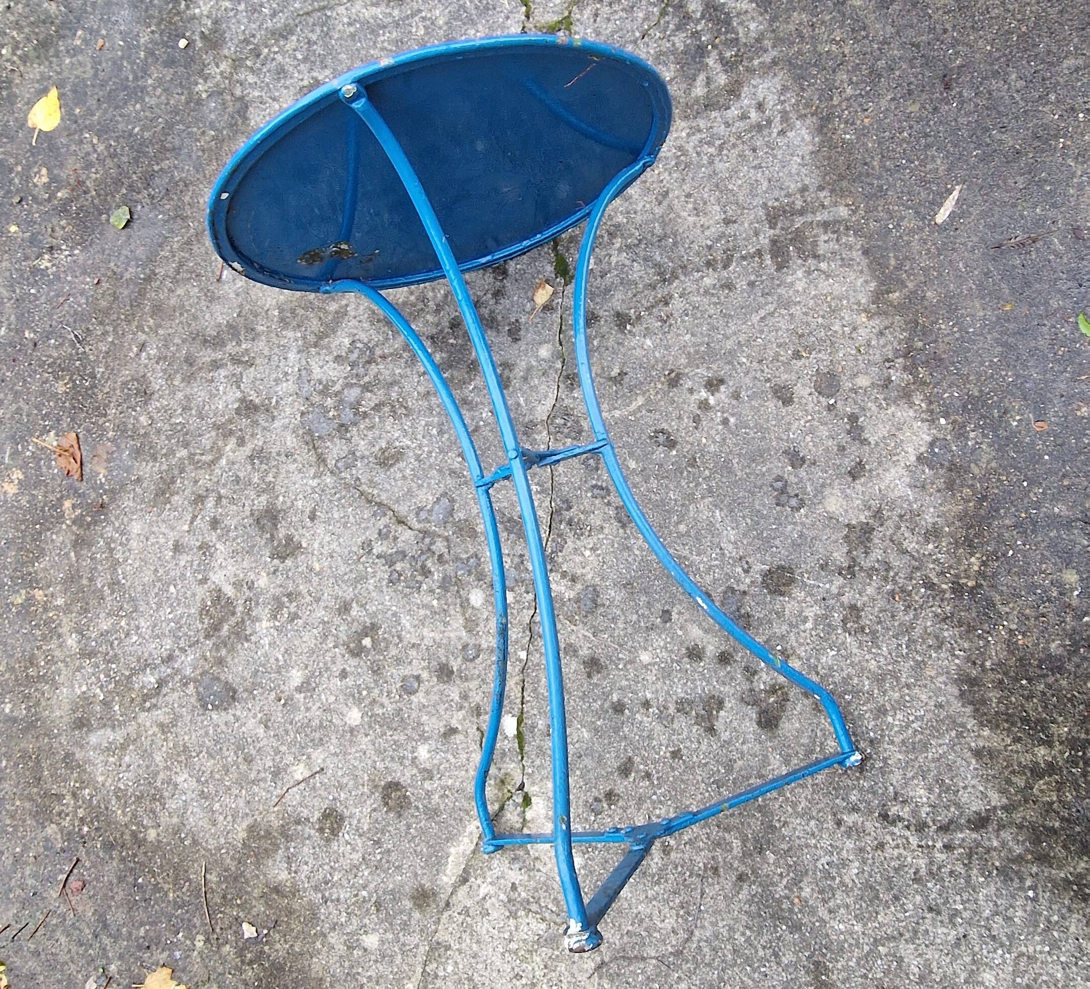 Guéridon / petite table de jardin ancienne en métal bleue