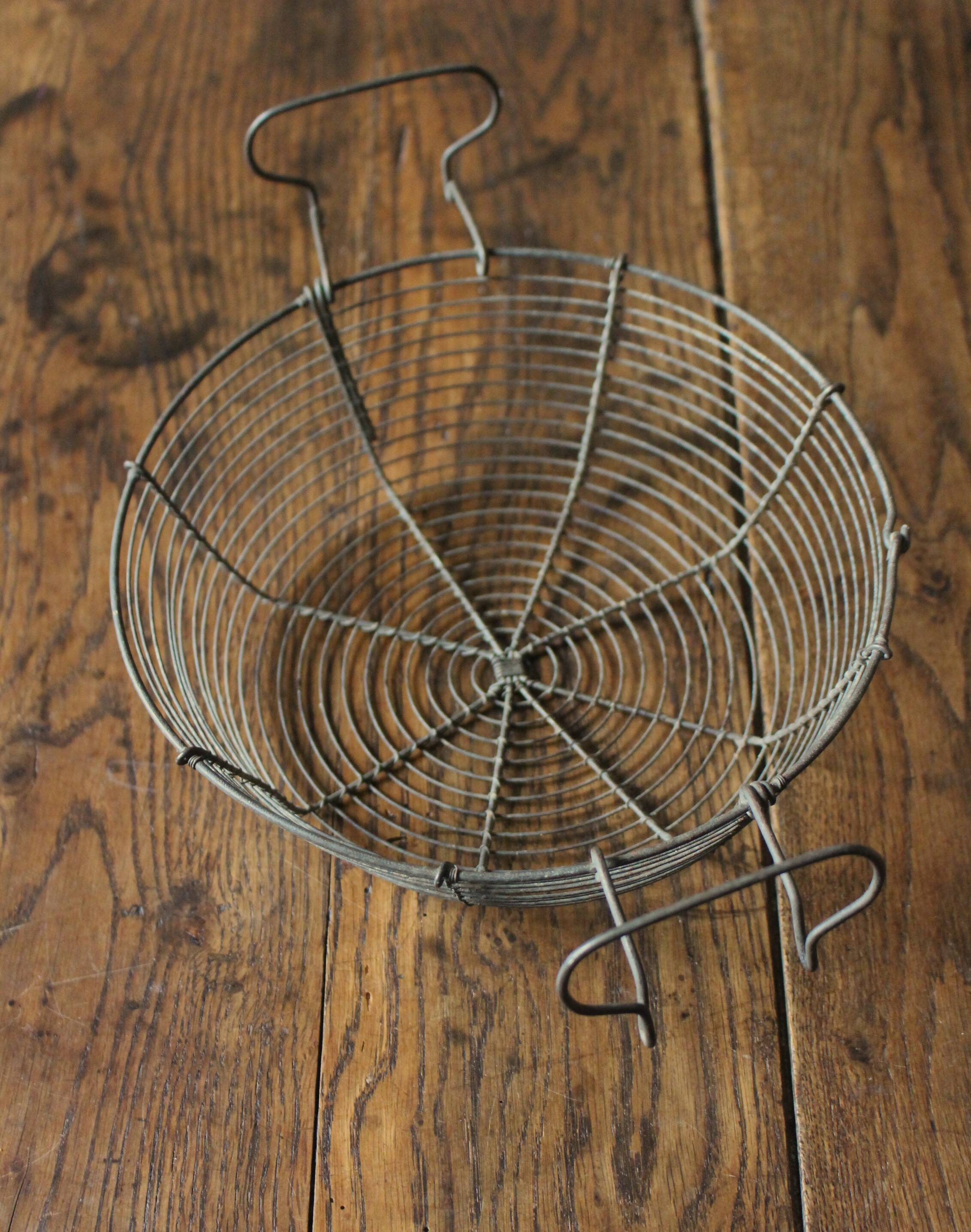 Wire fryer basket with diversion handle
