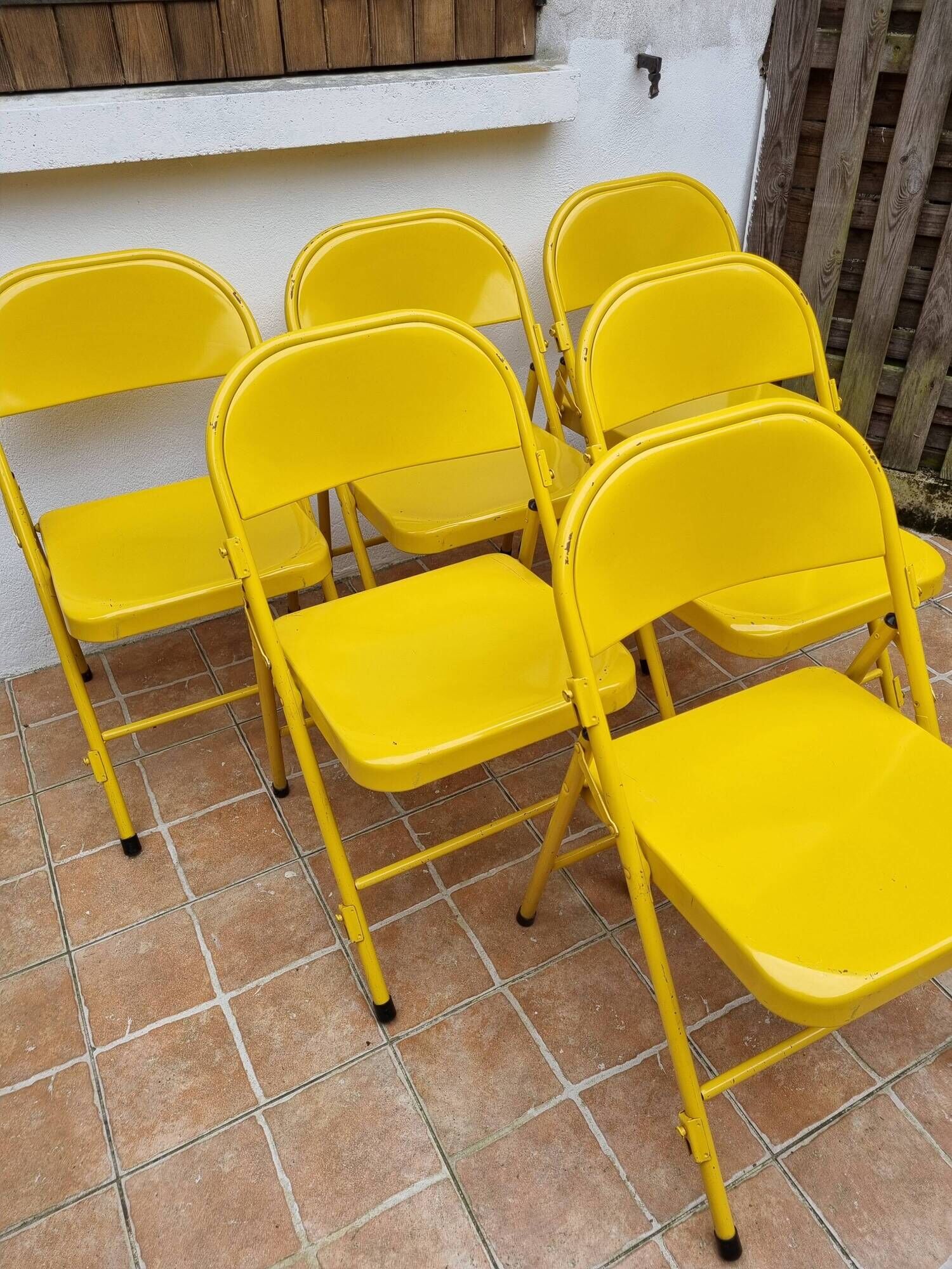 Ensemble de six chaises en métal pliantes jaunes Eurosit