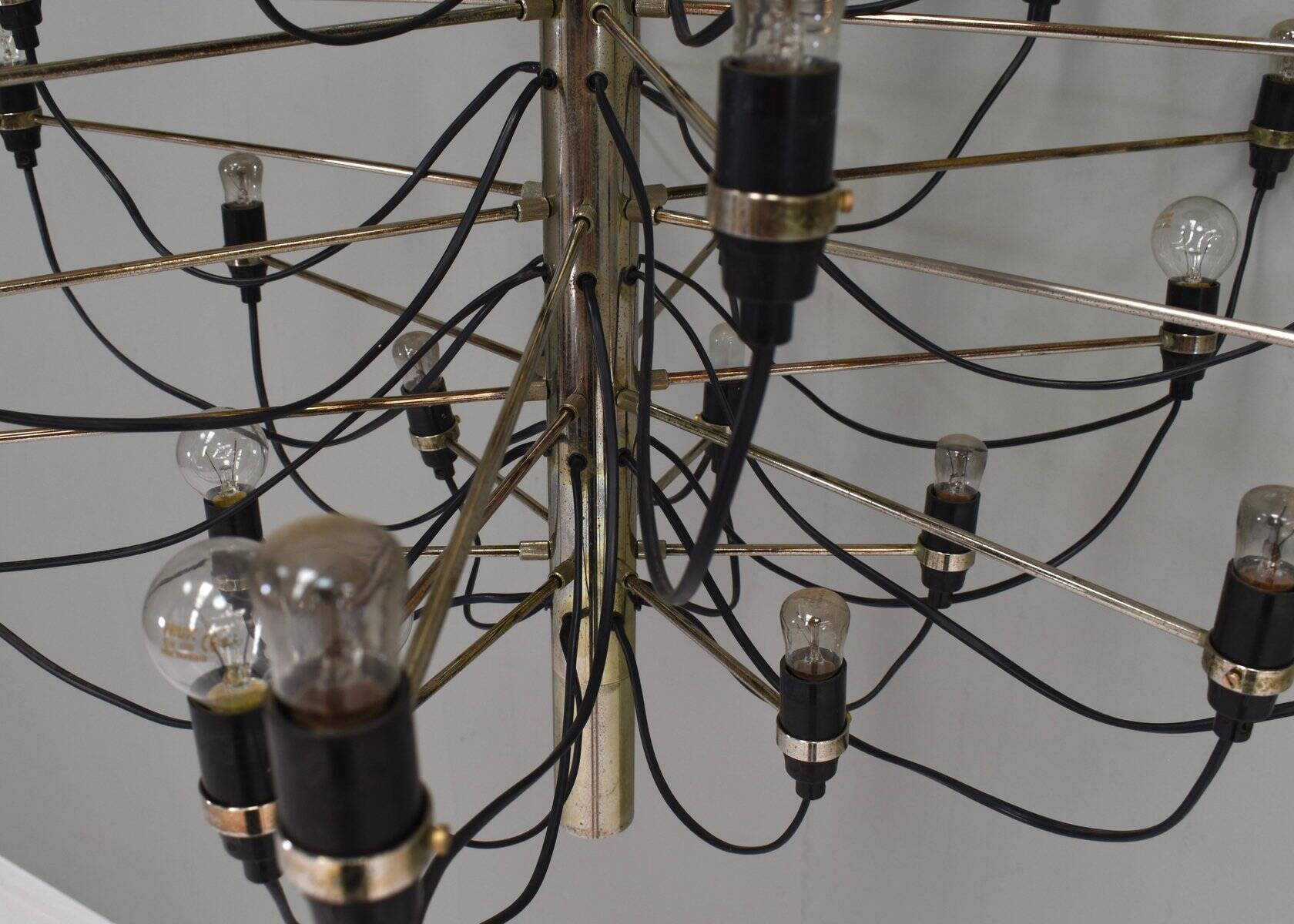 Chandelier en laiton par Gino Sarfatti pour Arteluce, années 1950.