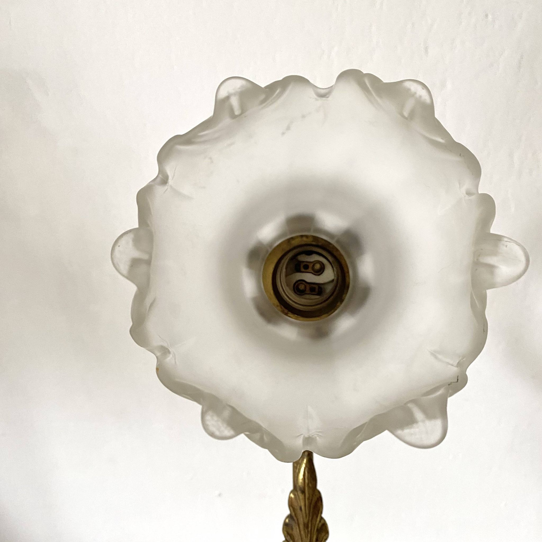 Applique ancienne en bronze et tulipe en verre