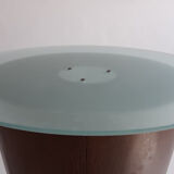 Table eats round standing in oak and shortbread glass