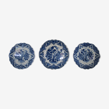 Trois assiettes de Delft "bleu blanc" à motifs floraux.