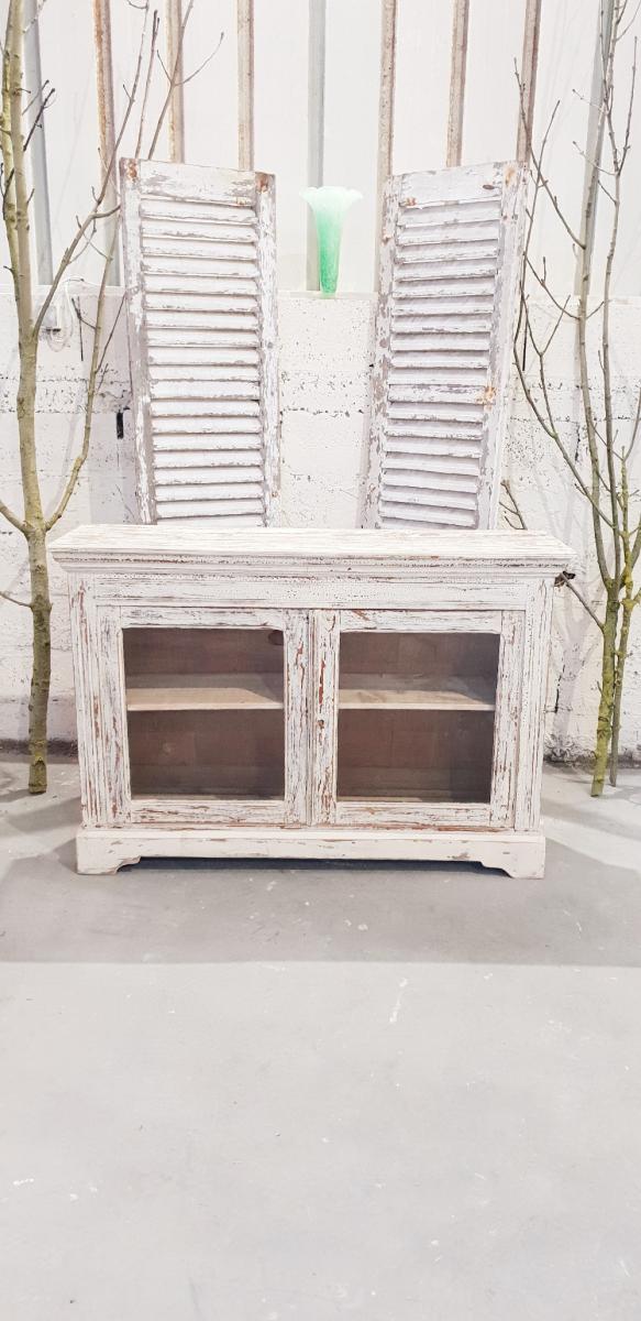 Buffe- vintage showcase