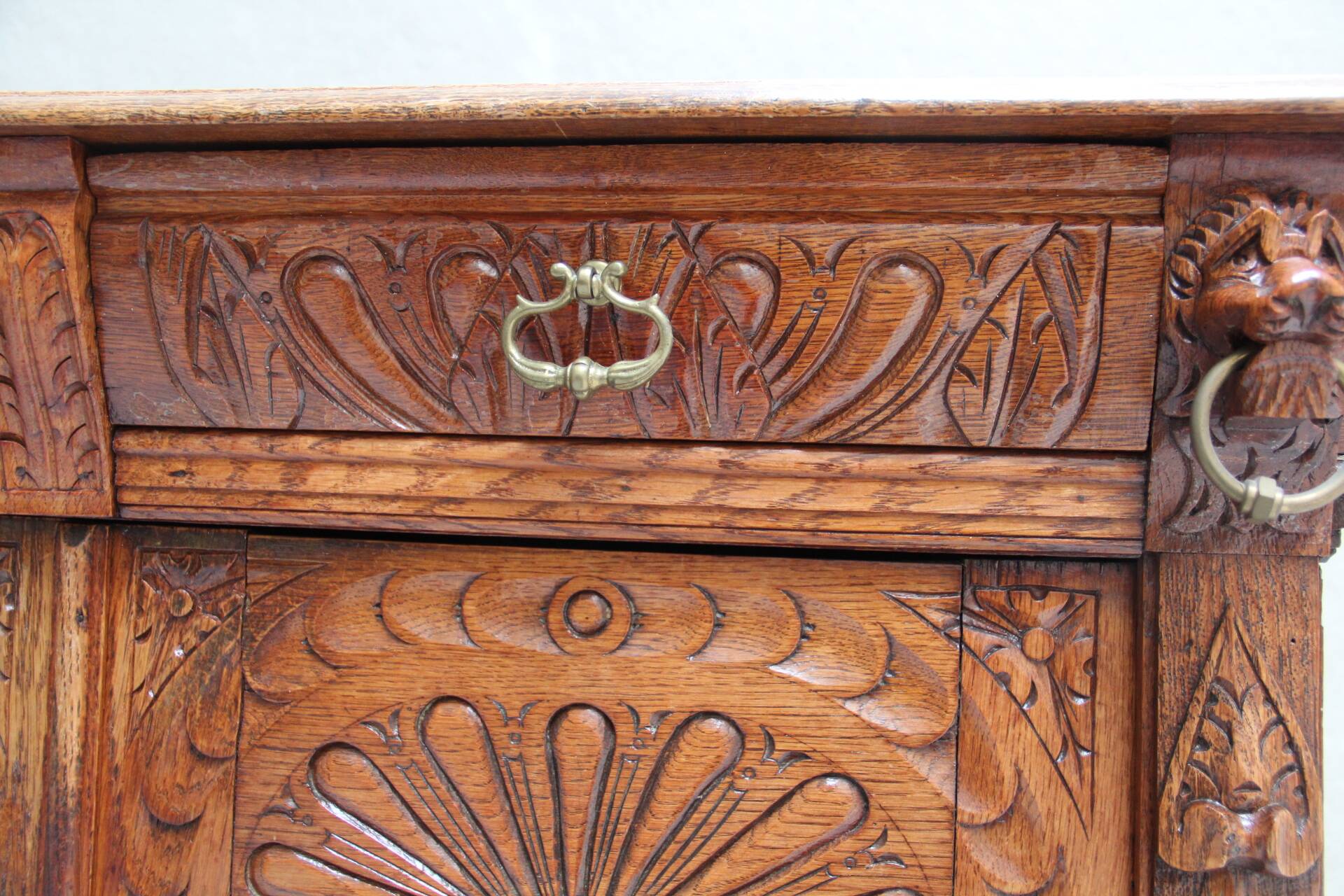Imposing Neo-Renaissance oak sideboard, late 19th century.