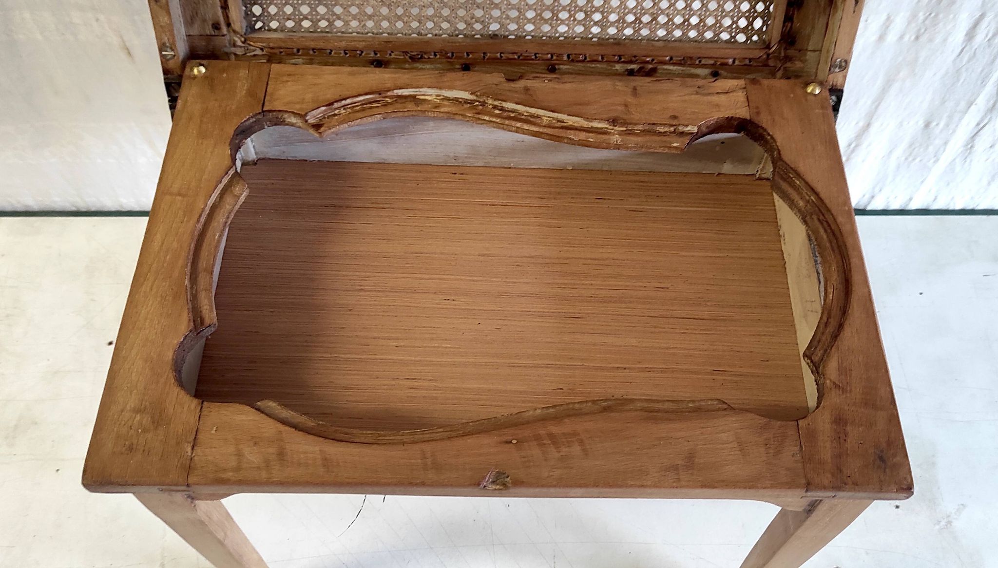 Table d'appoint en bois massif et cannage - mid. XXème