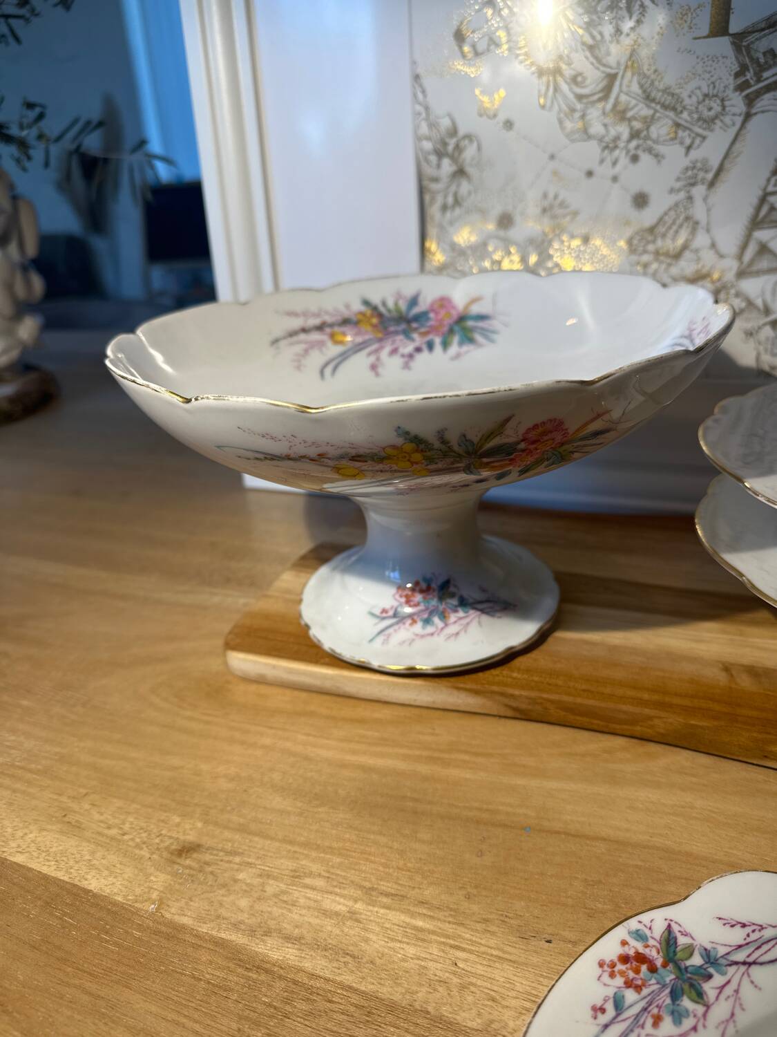 Set of flowered porcelain tableware