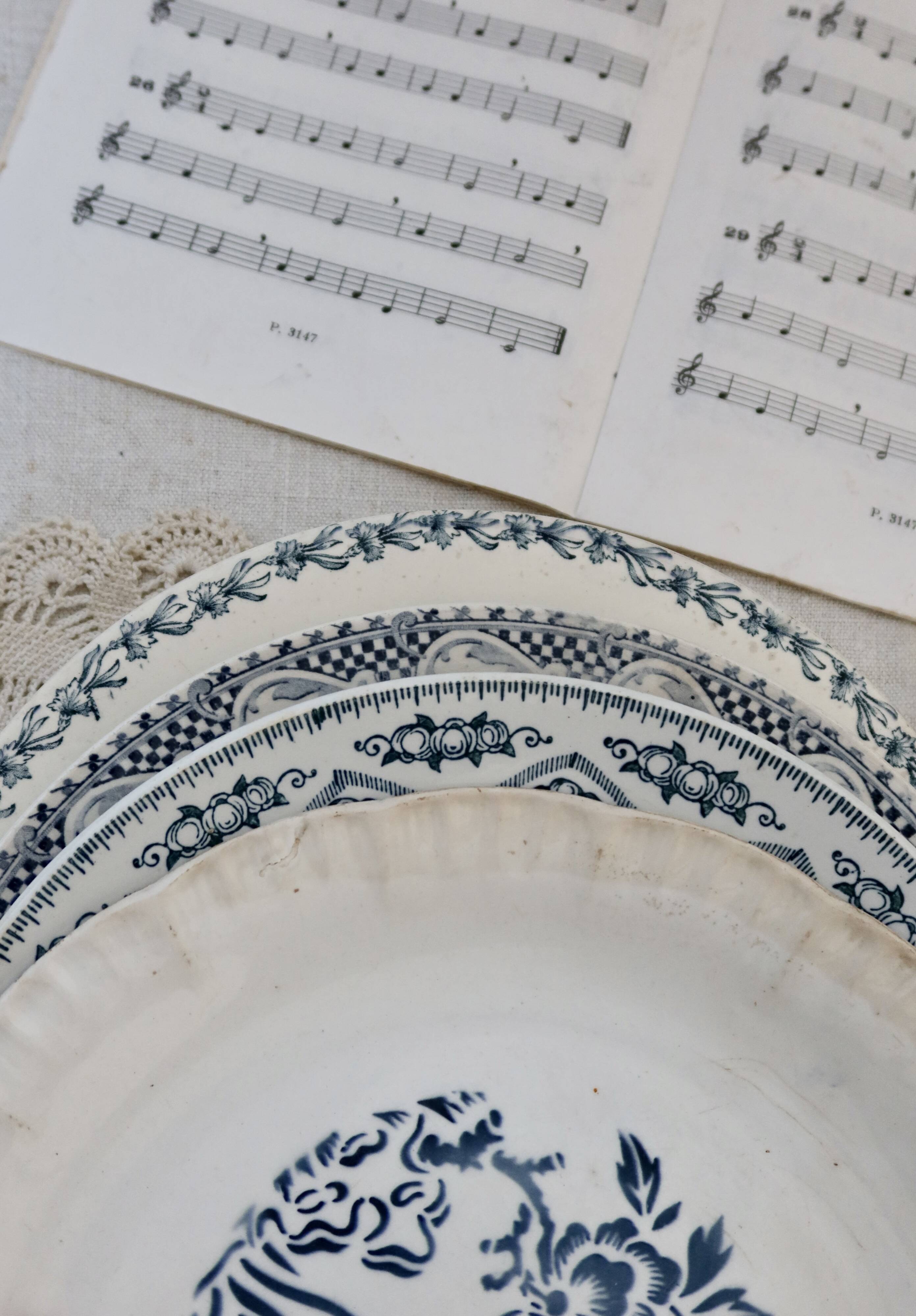 4 assiettes plates anciennes terre de fer faience bleue dépareillées