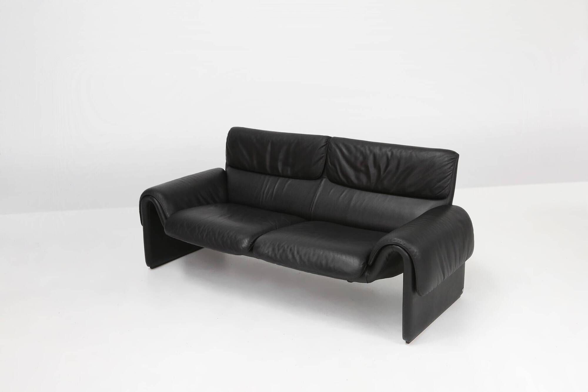Iconic black leather DS-2011 sofa by De Sede, Switzerland ca. 1980