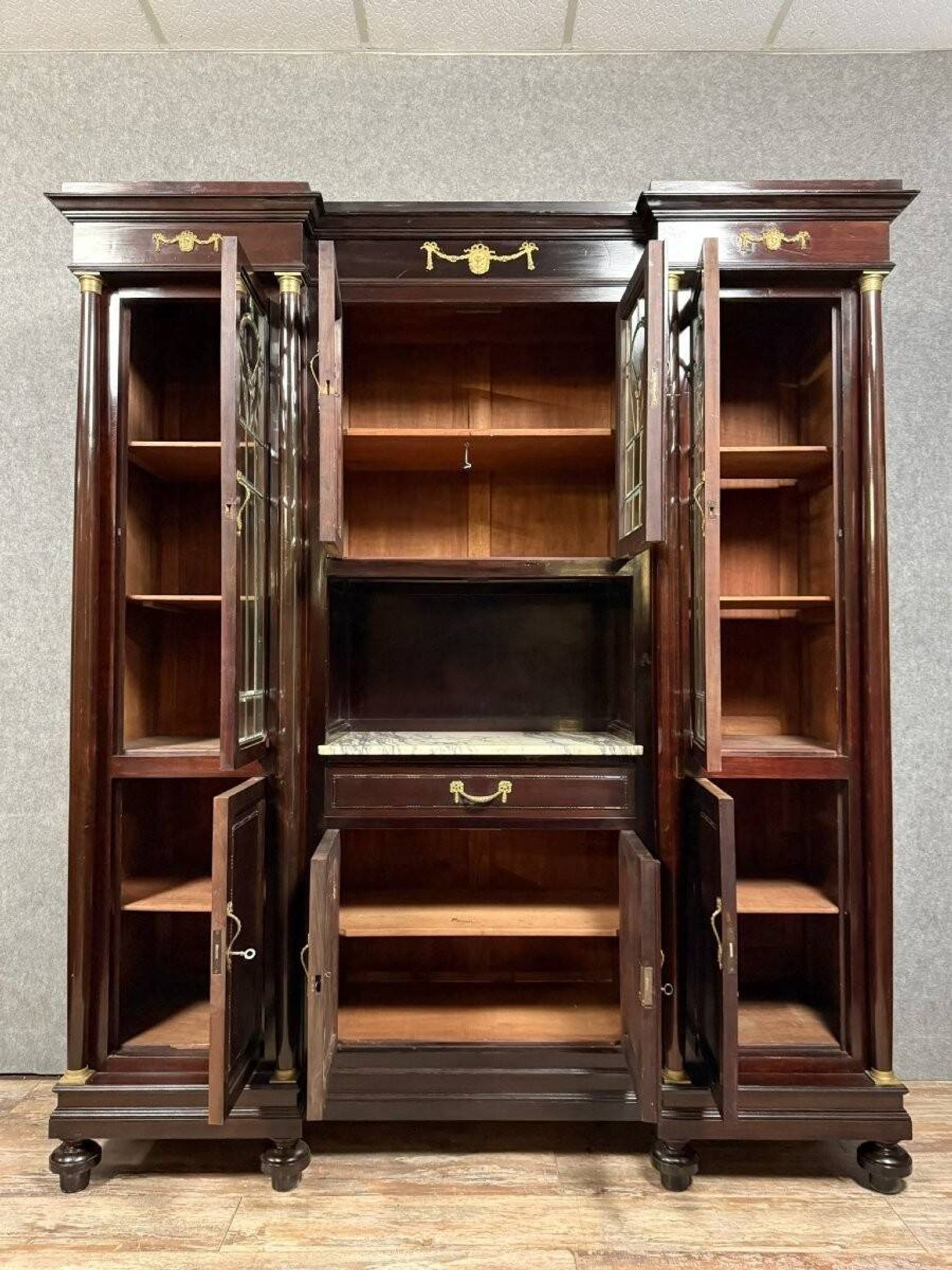 Large Empire-style display cabinet in mahogany from the late 19th century.