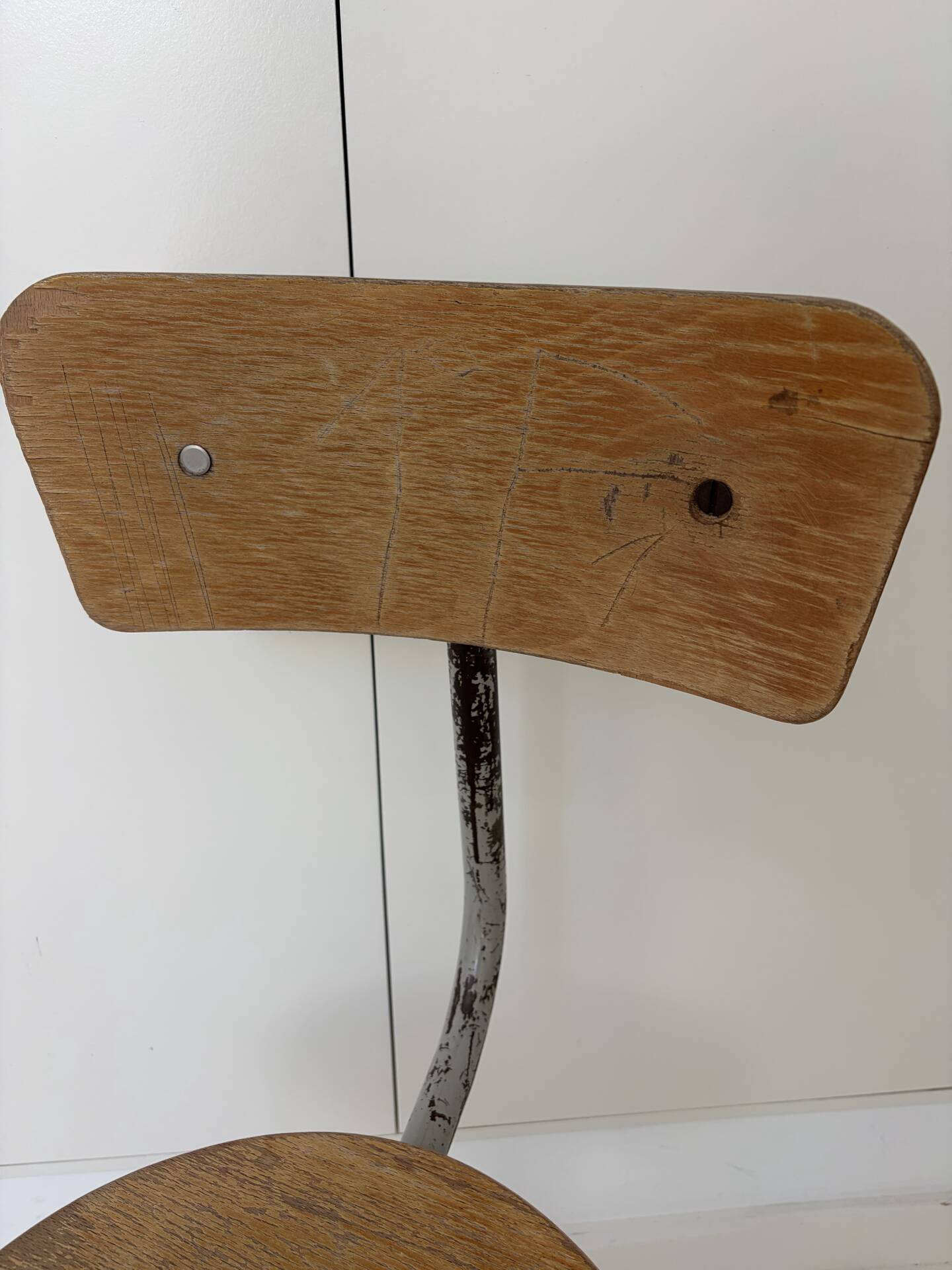 Vintage workshop chair in metal and wood, industrial style.