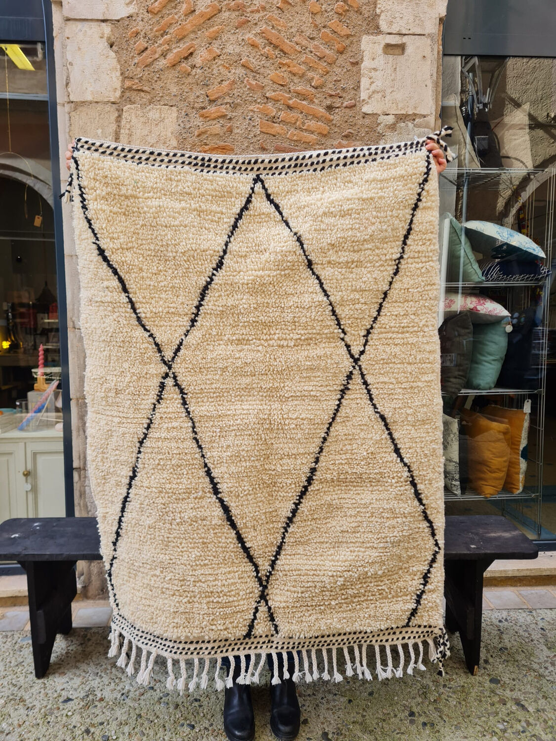 Berber wool carpet with black diamond 110x140cm