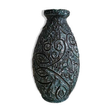 Basque sandstone vase