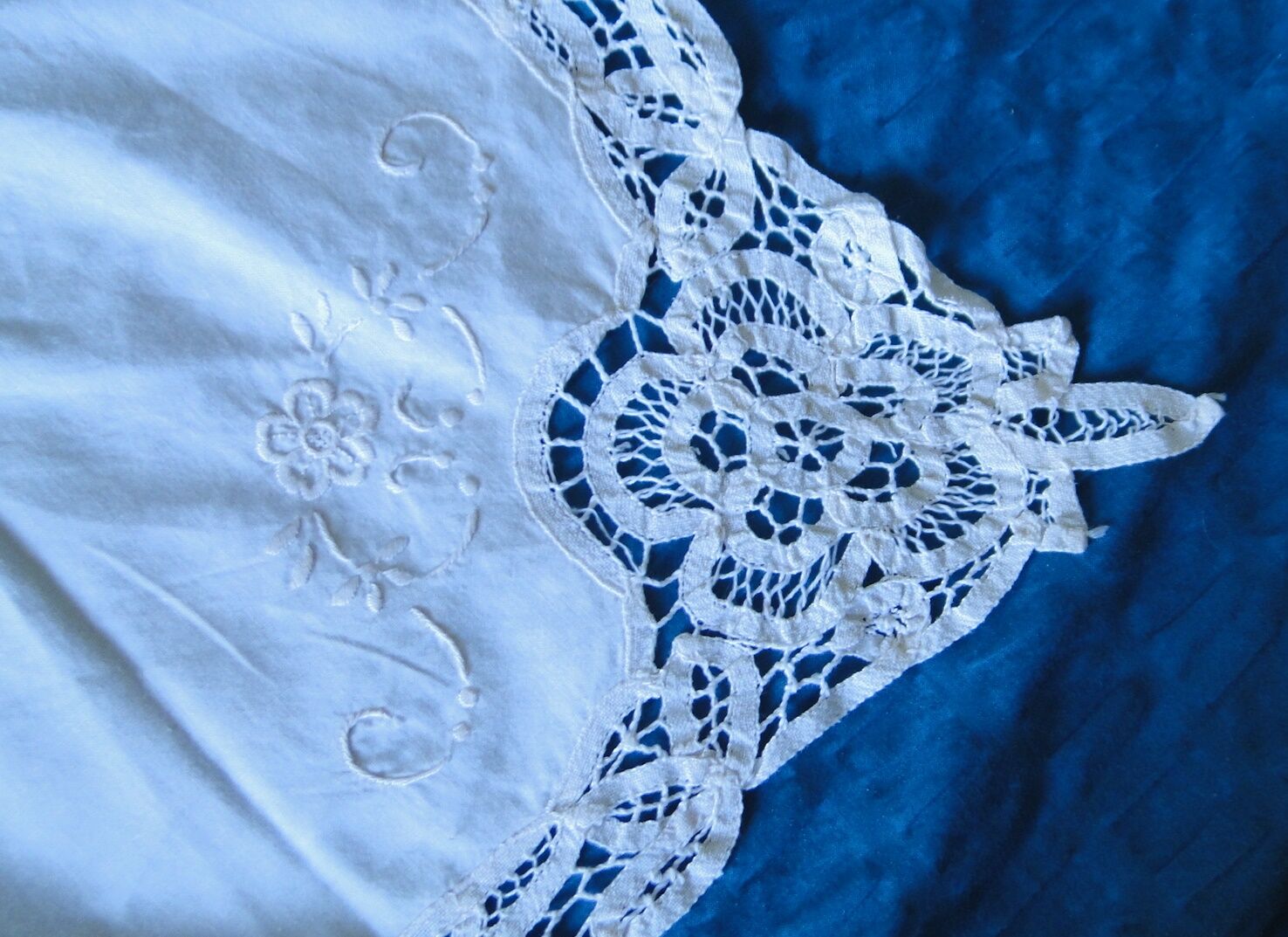 Nappe a the ou surnaple ancienne broderie richelieu