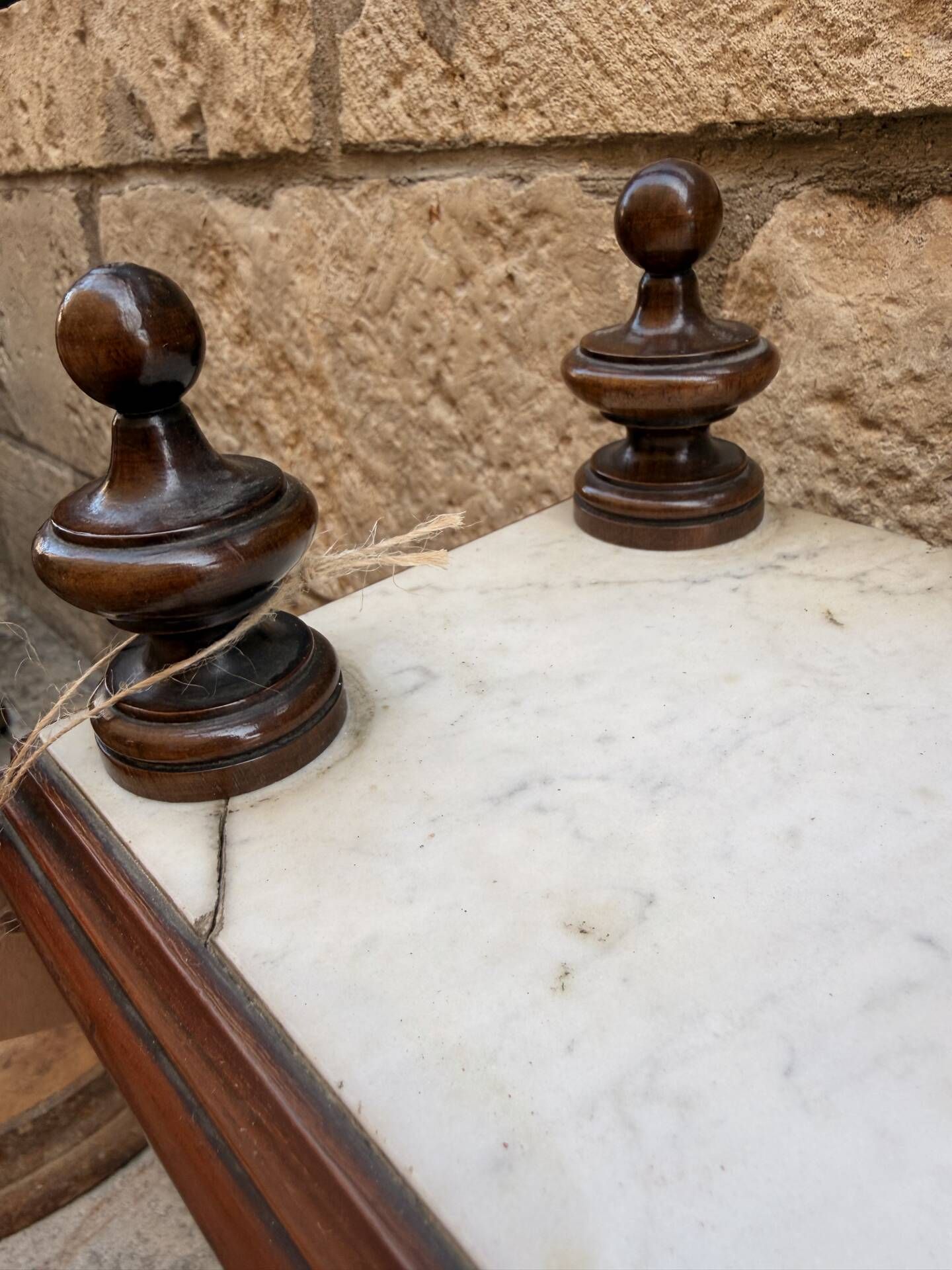 Petite étagère murale/console d’appoint Napoléon III — noyer sculpté e