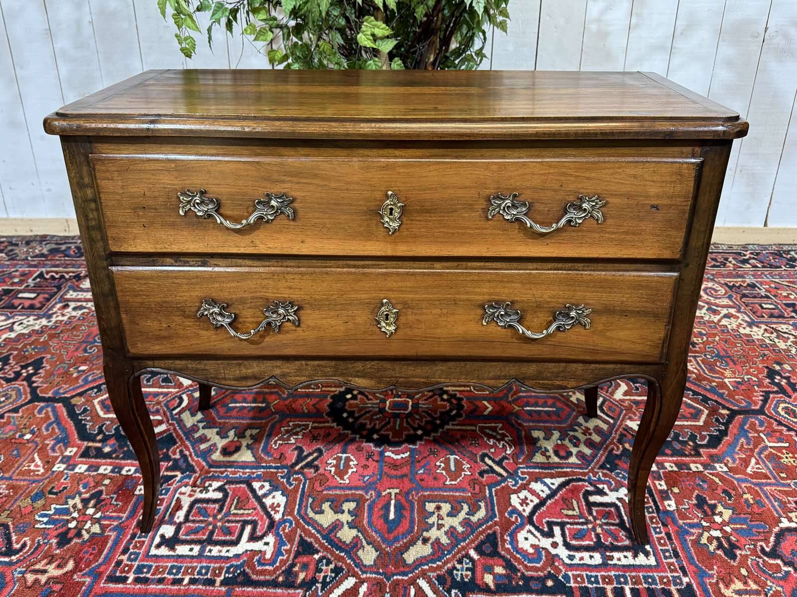 Commode 2 tiroirs de style Louis XV fin XIXème en noyer et peuplier