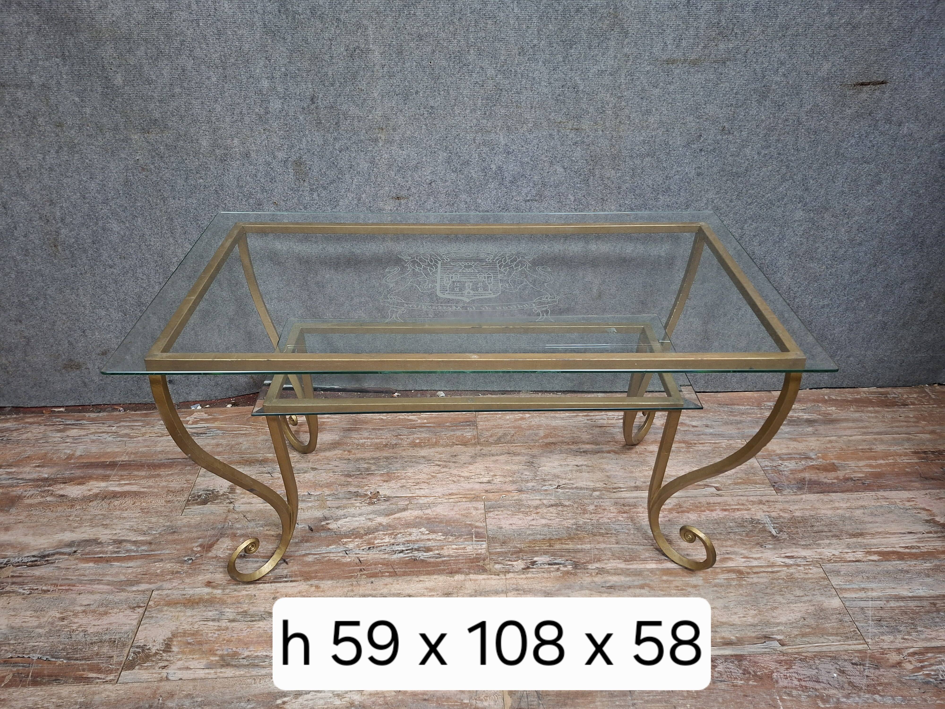 Table basse en laiton et verre gravé dans le goût de la Maison Jansen