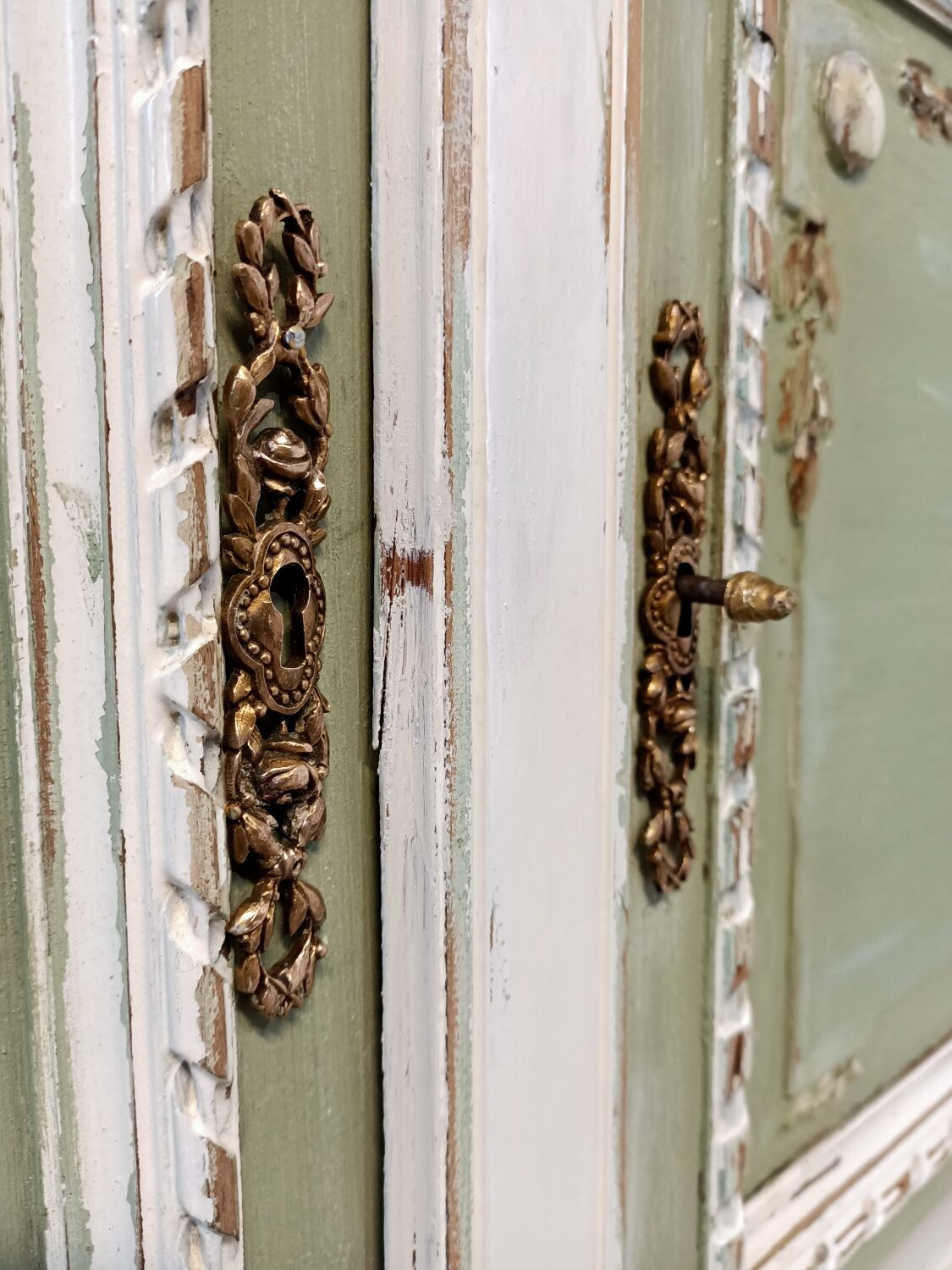 Patinated buffet service