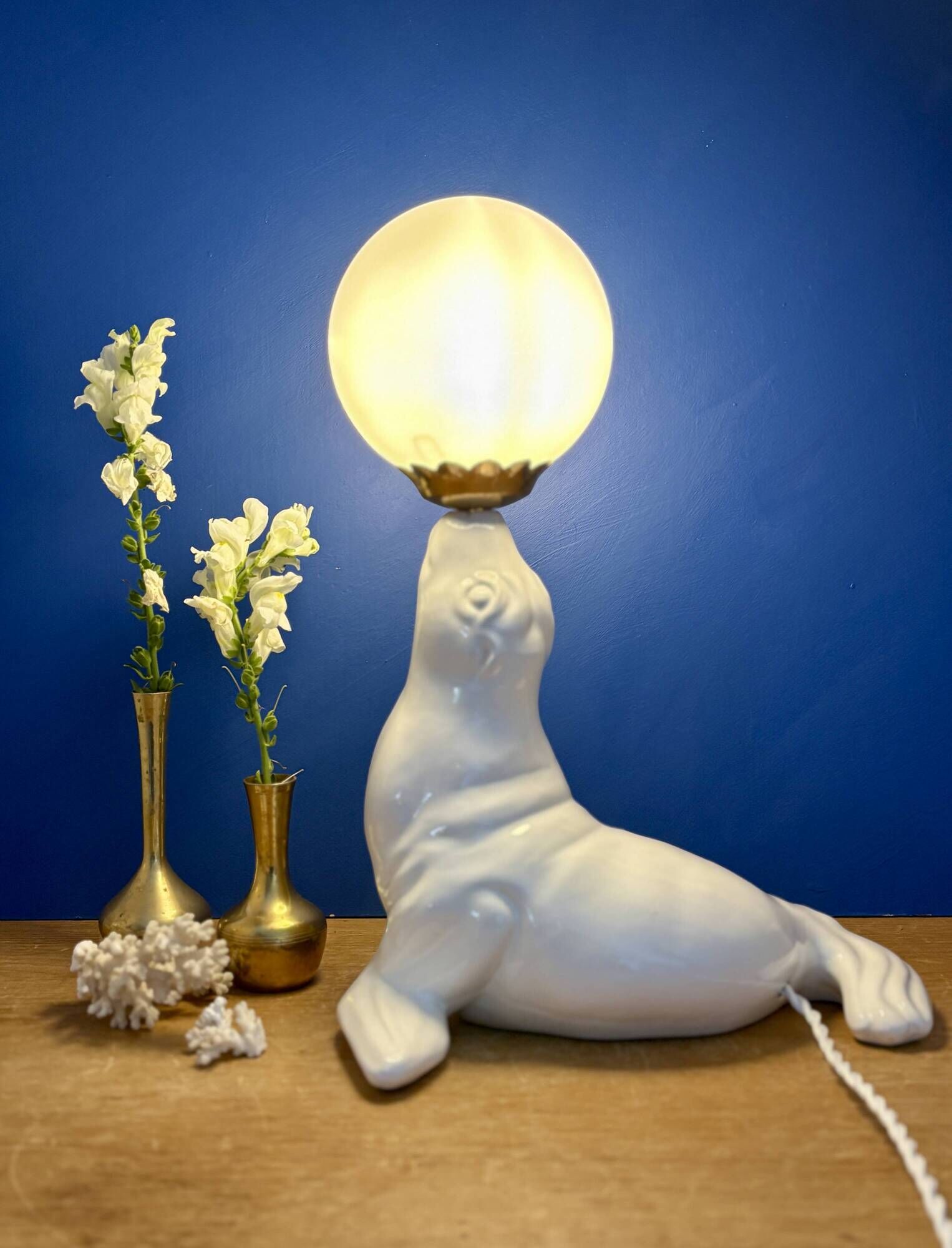 Vintage seal lamp in white ceramic and opaline.