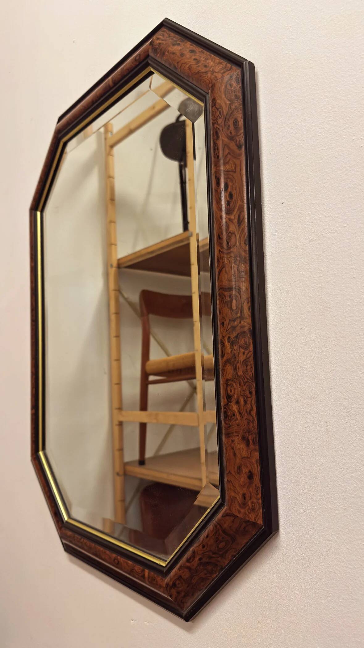 Miroir vintage hexagonal avec cadre en ronce de bois
