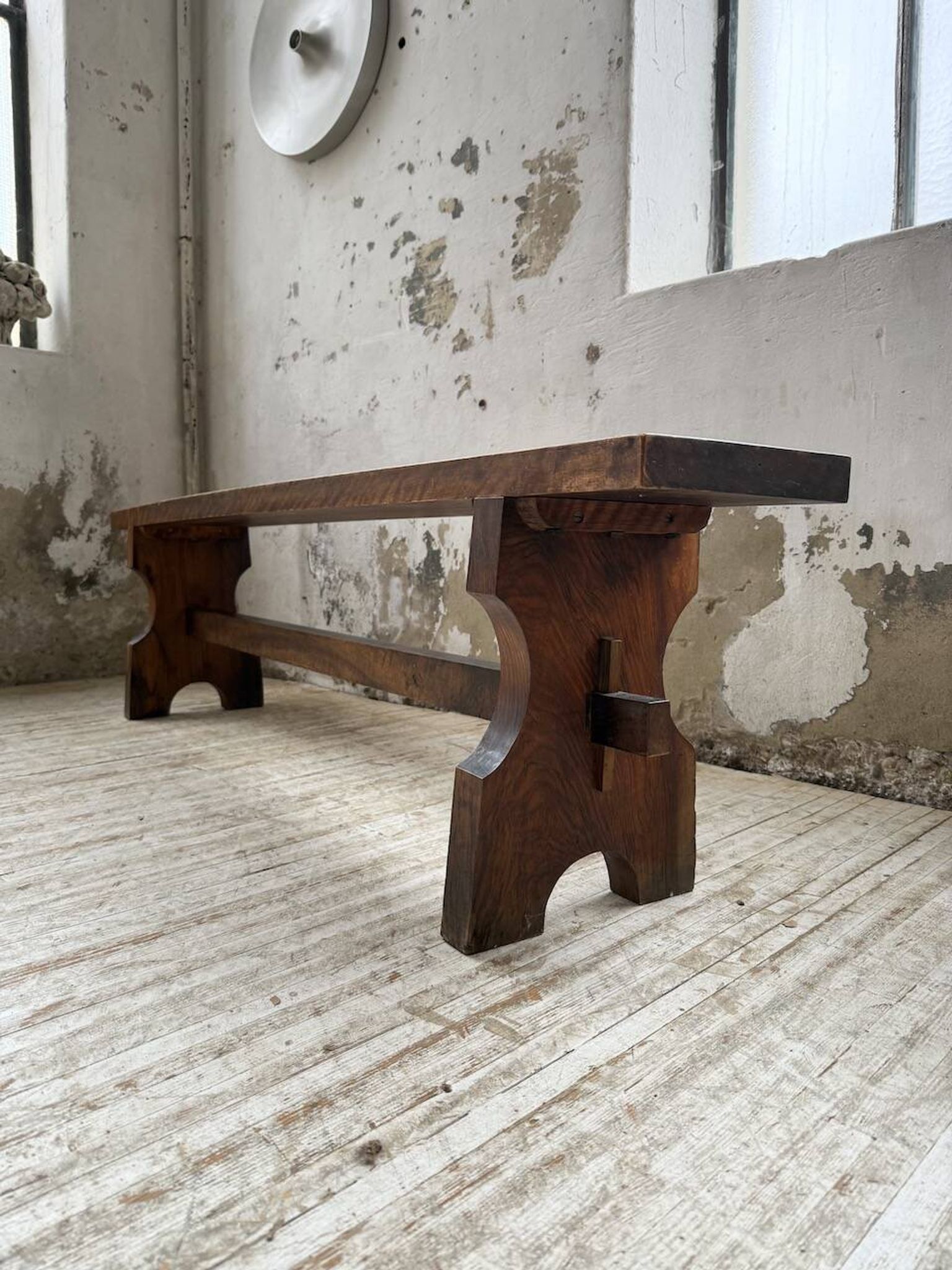 Paire de bancs noyer 1900