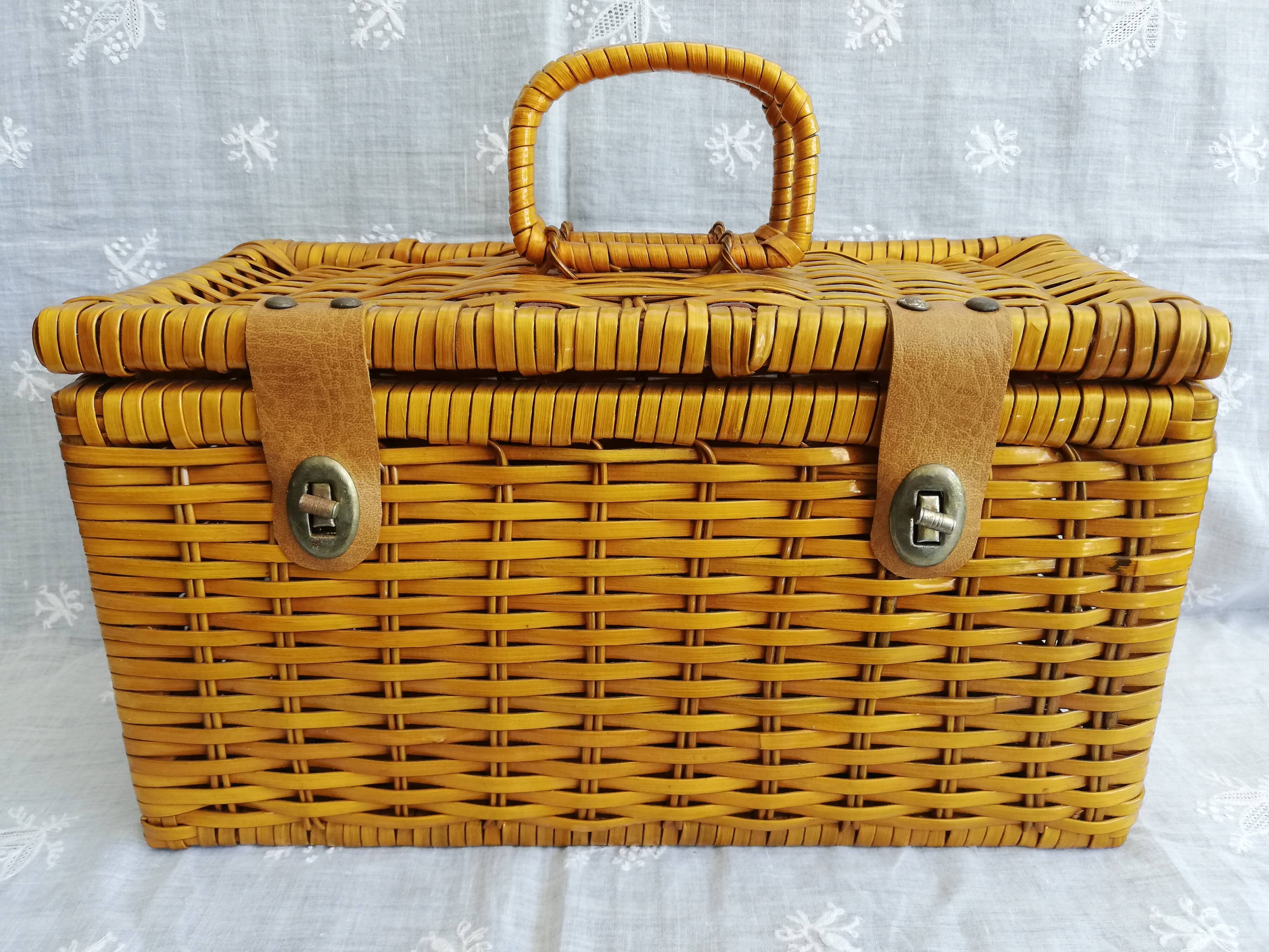 Malette,valise, coffre en osier