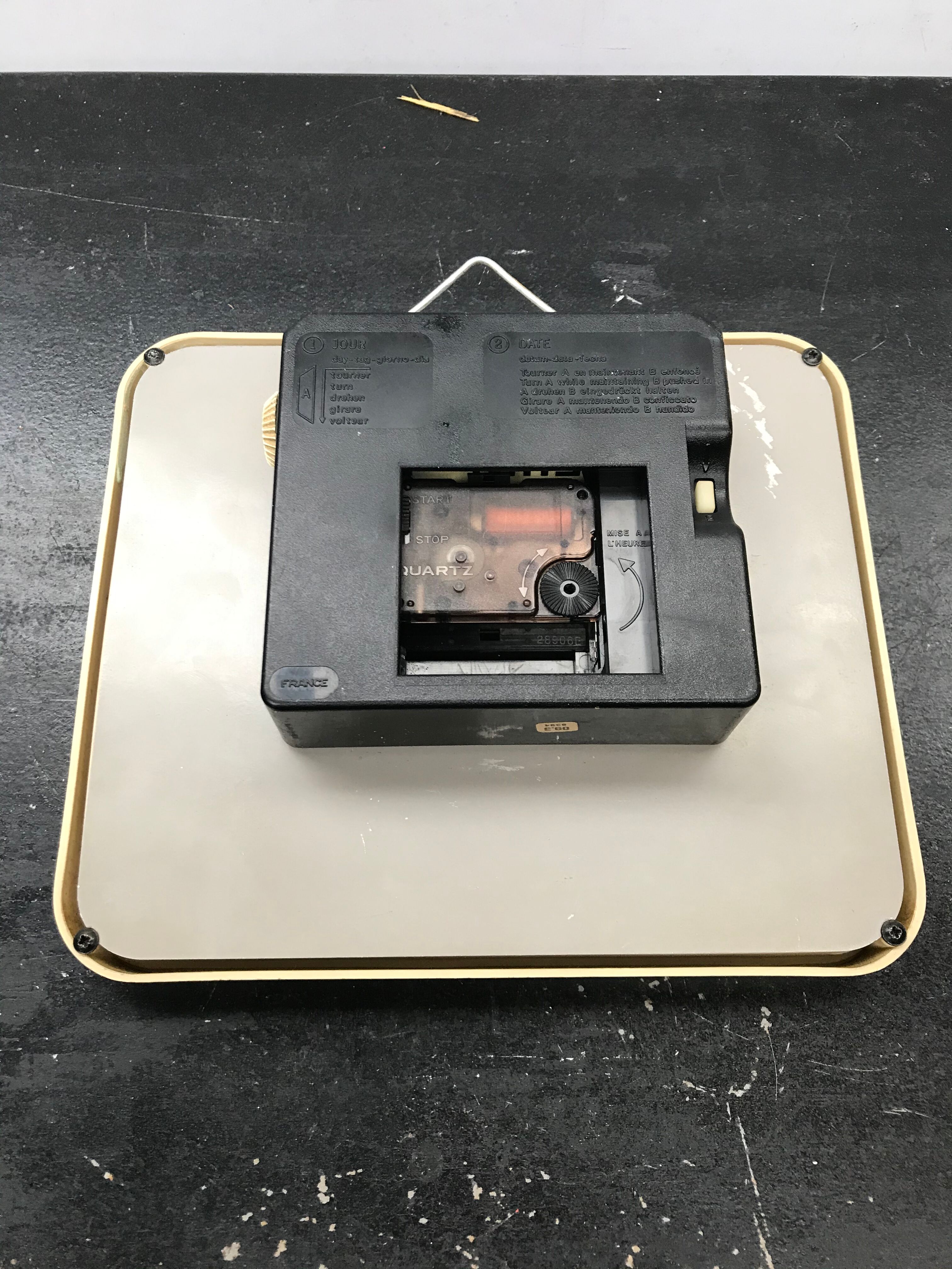 JAPPY Pendule Clock Plastic Dateur Beige Vintage White Background