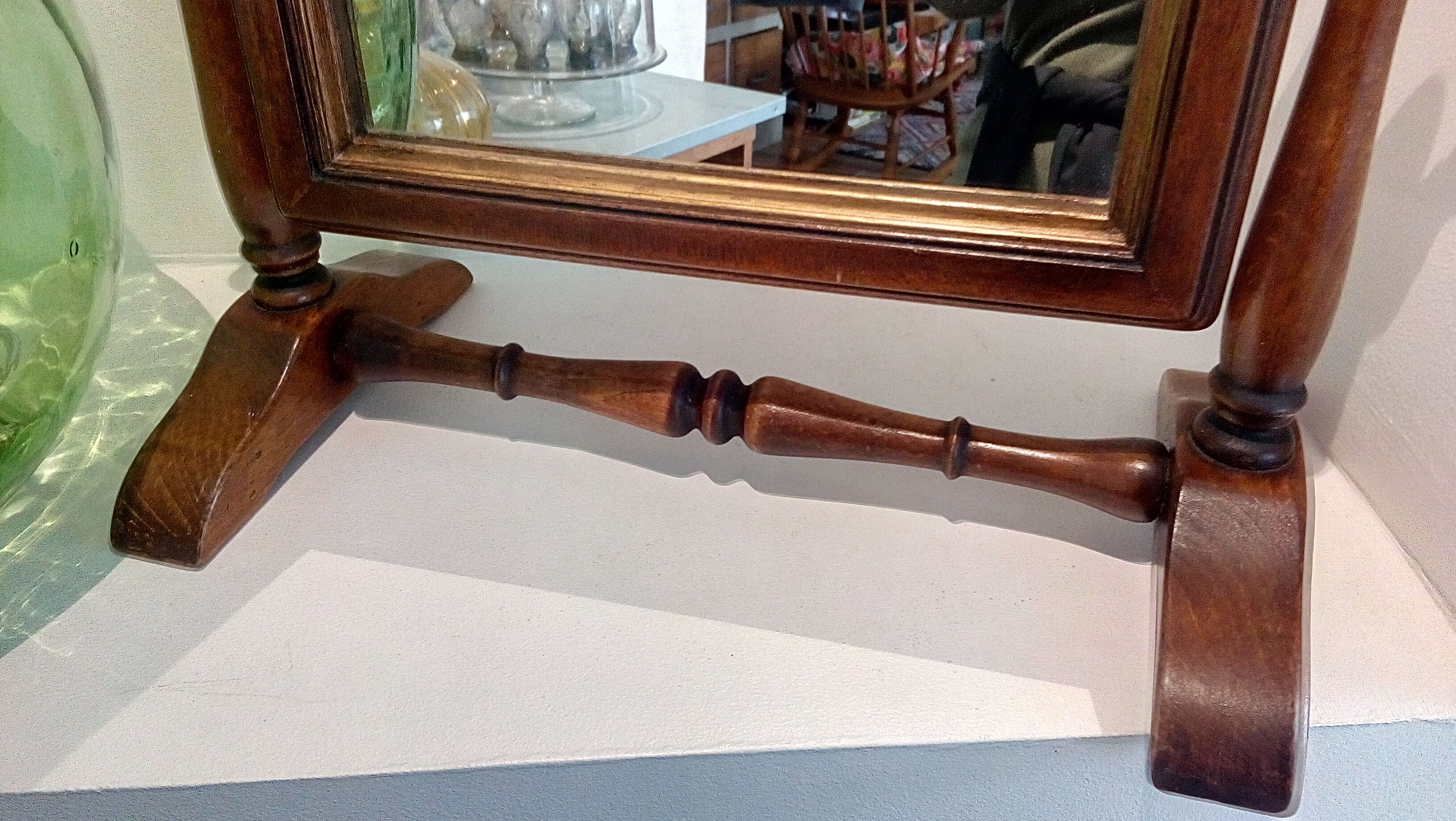 Reclining wood mirror to be laid