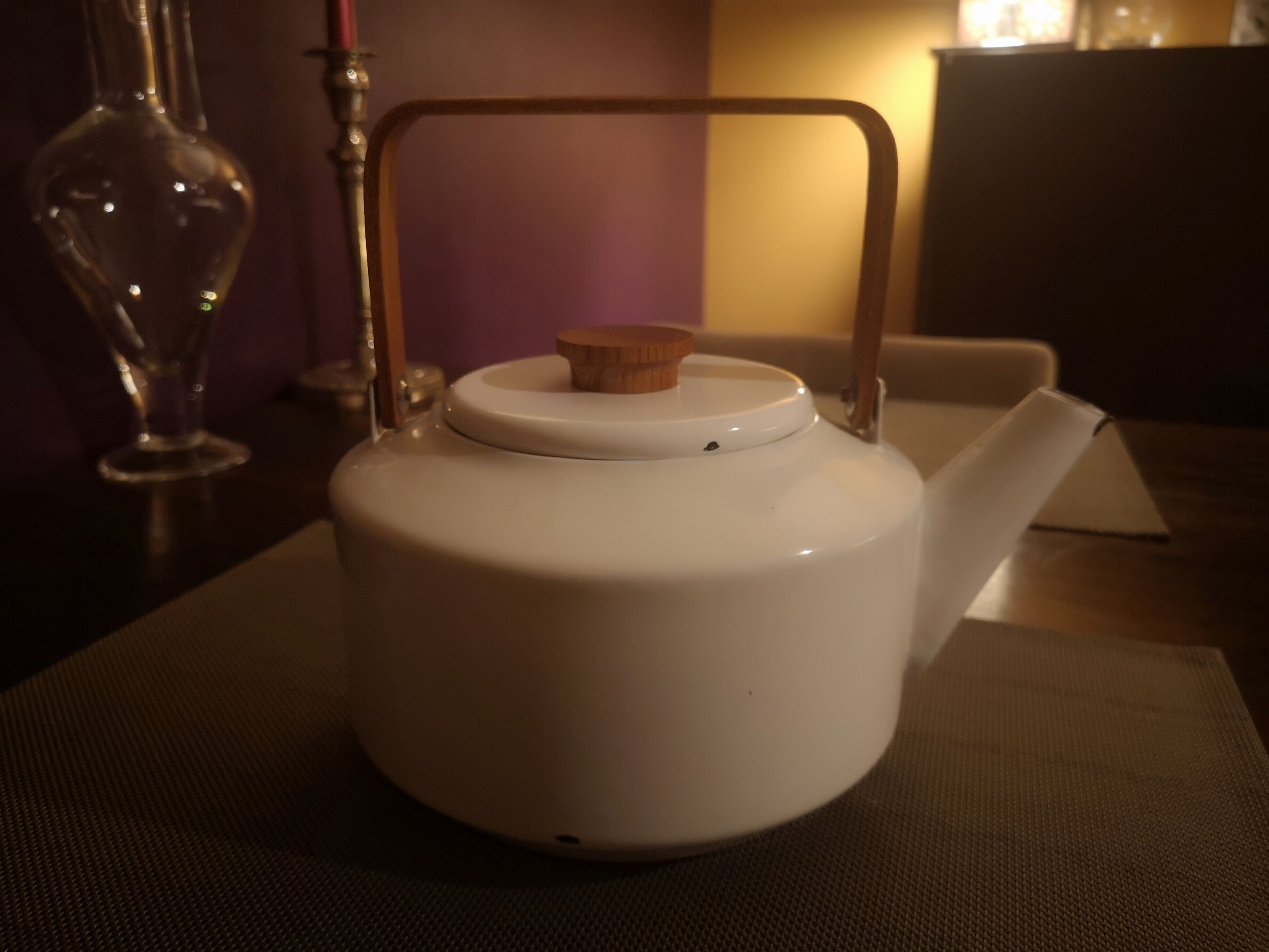 Théière scandinave métal émaillé blanc - Années 1970